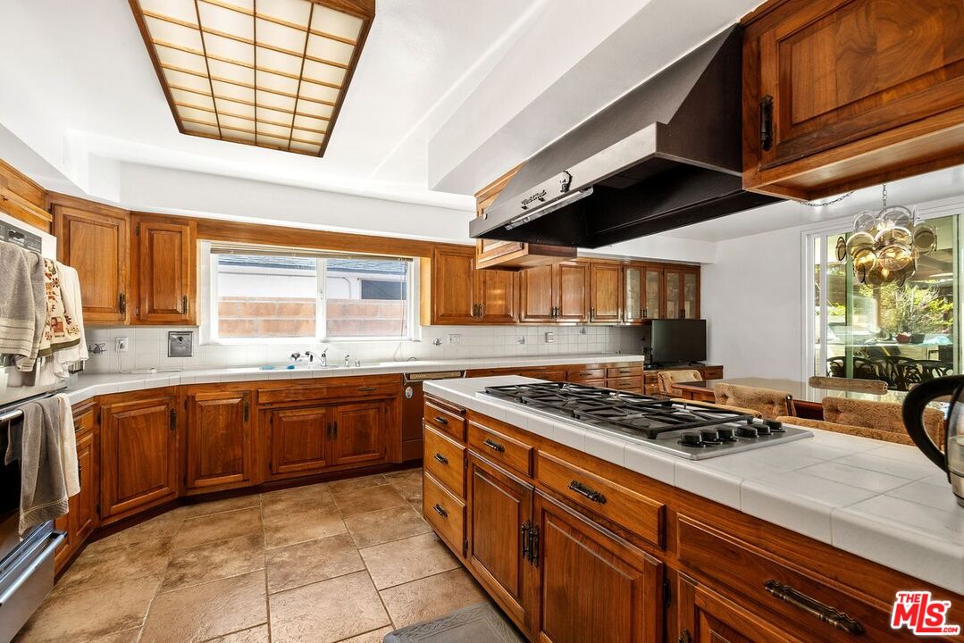 Los Angeles, California, 90056, United States, 5 Bedrooms Bedrooms, ,5 BathroomsBathrooms,Residential,For Sale,1918507