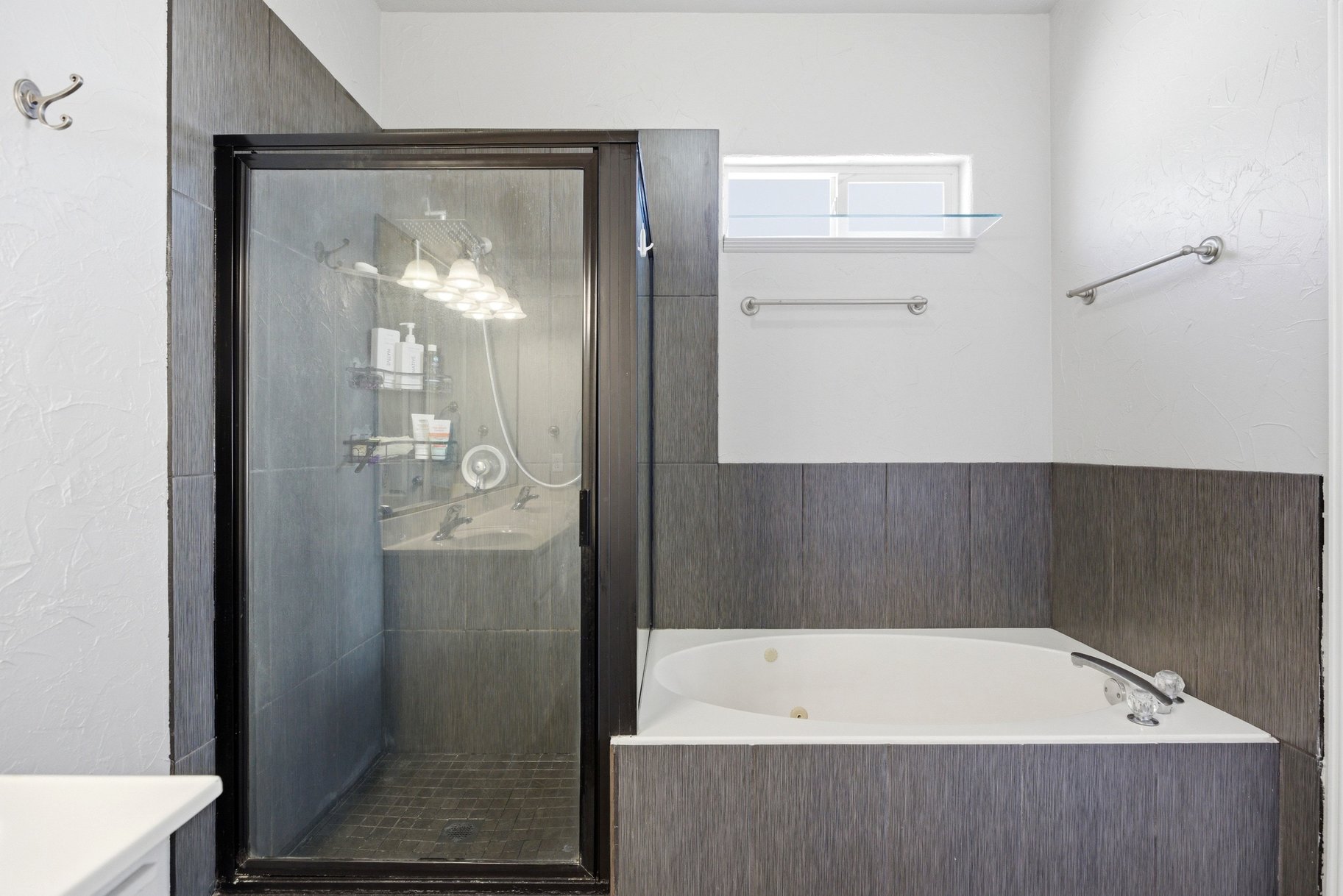  Stunning Home Conveniently Located Near Shopping and Outdoor Activities - 物件實景