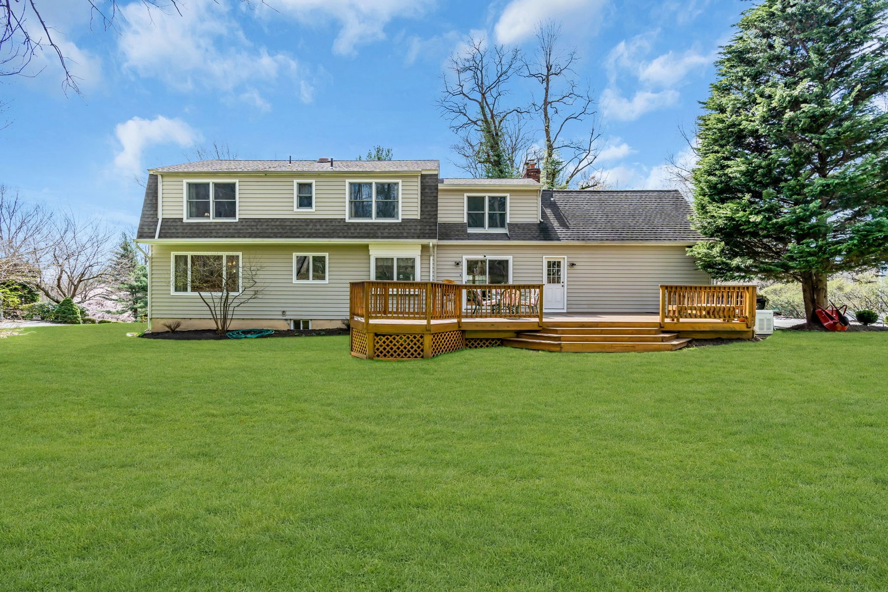  Spacious Middletown Colonial with Updates - 物件實景