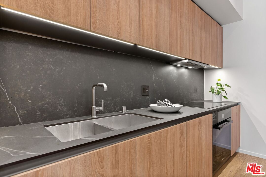 West Hollywood, California, 90069, United States, 2 Bedrooms Bedrooms, ,1 BathroomBathrooms,Residential,For Sale,1938792