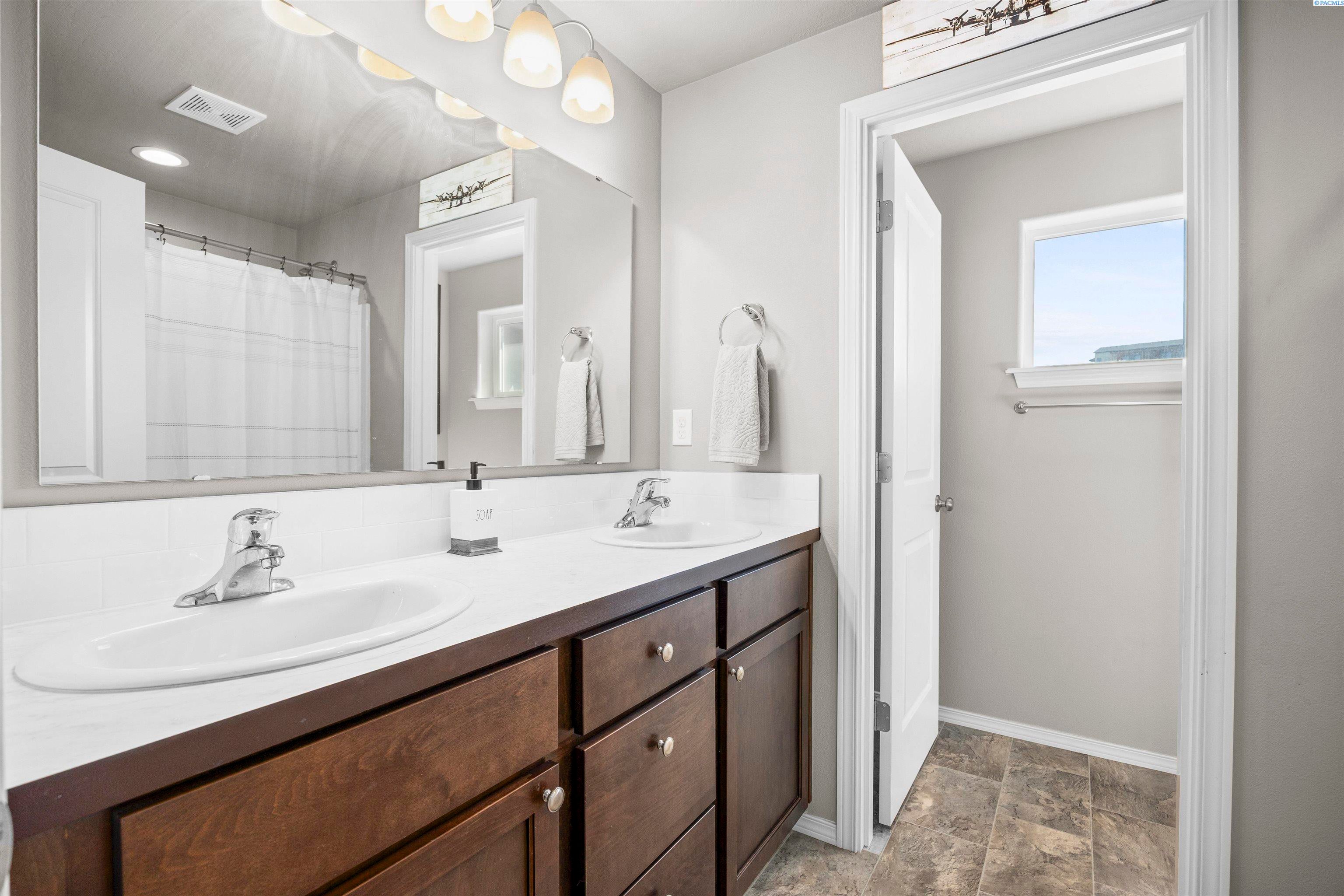 Kennewick, Washington, 99338, United States, 5 Bedrooms Bedrooms, ,3 BathroomsBathrooms,Residential,For Sale,1914232