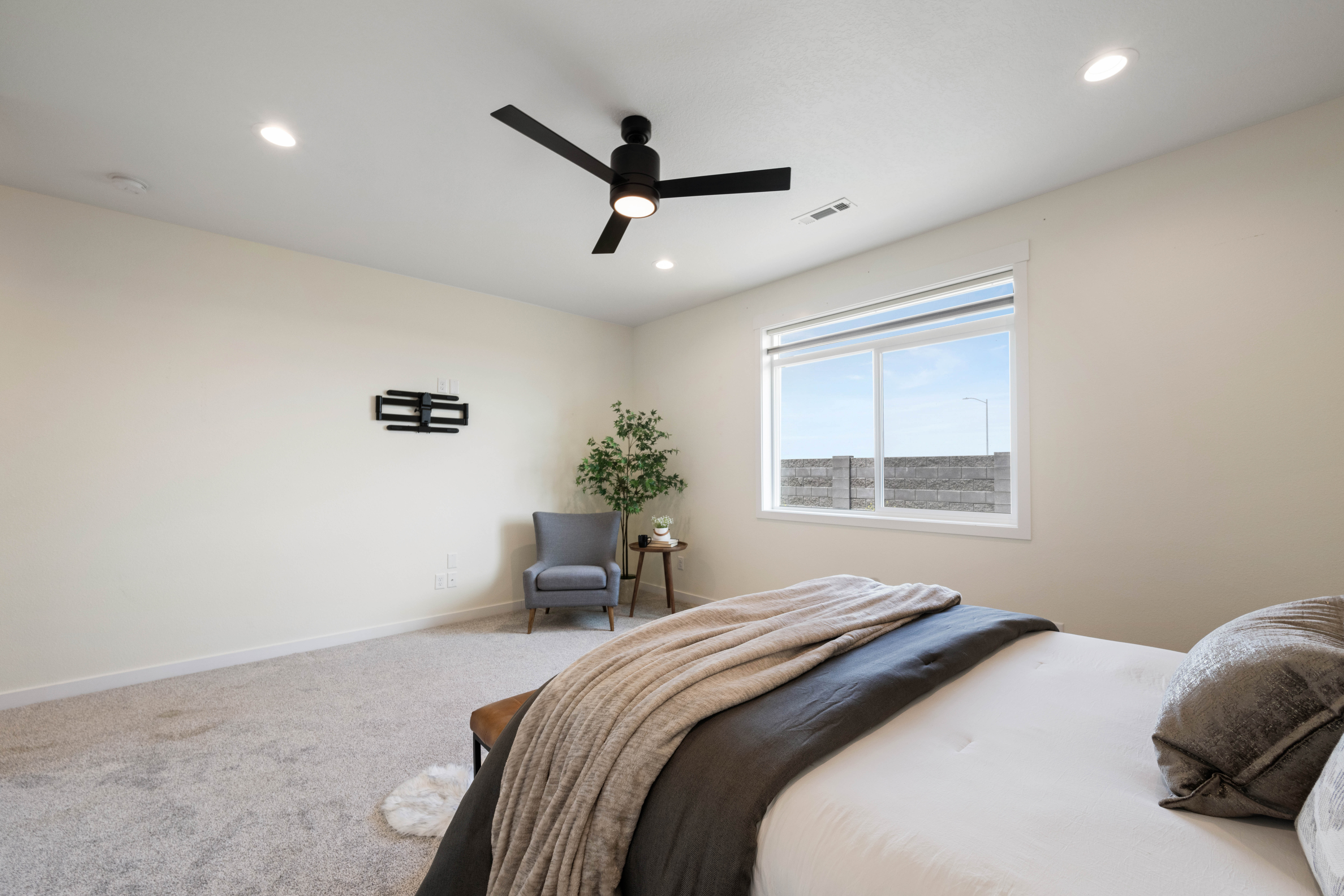  Like New, Fully Fenced, Corner Lot & 4-Car Garage - 物件實景