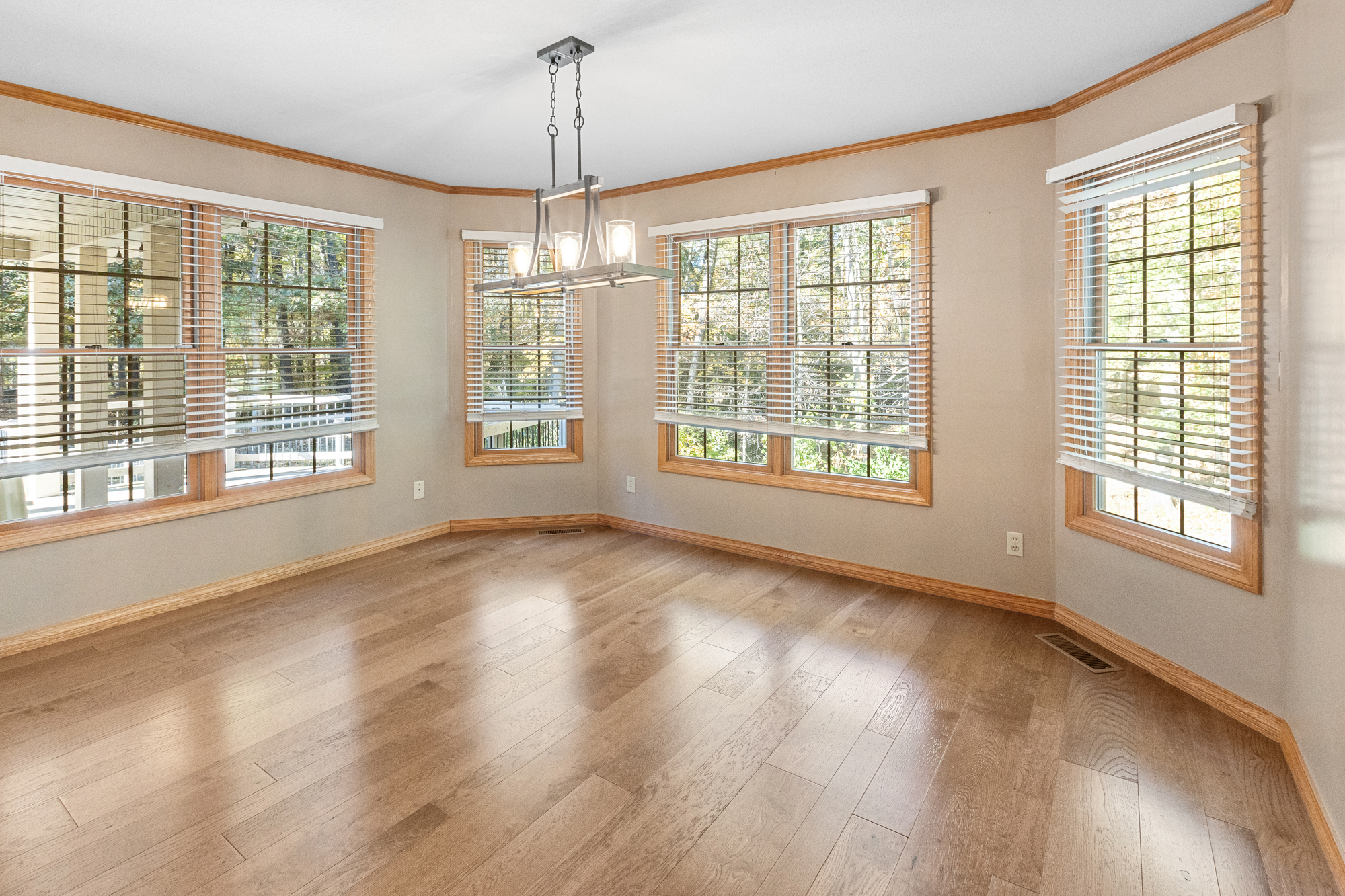 Effingham, Illinois, 62401, United States, 3 Bedrooms Bedrooms, ,3 BathroomsBathrooms,Residential,For Sale,1976361