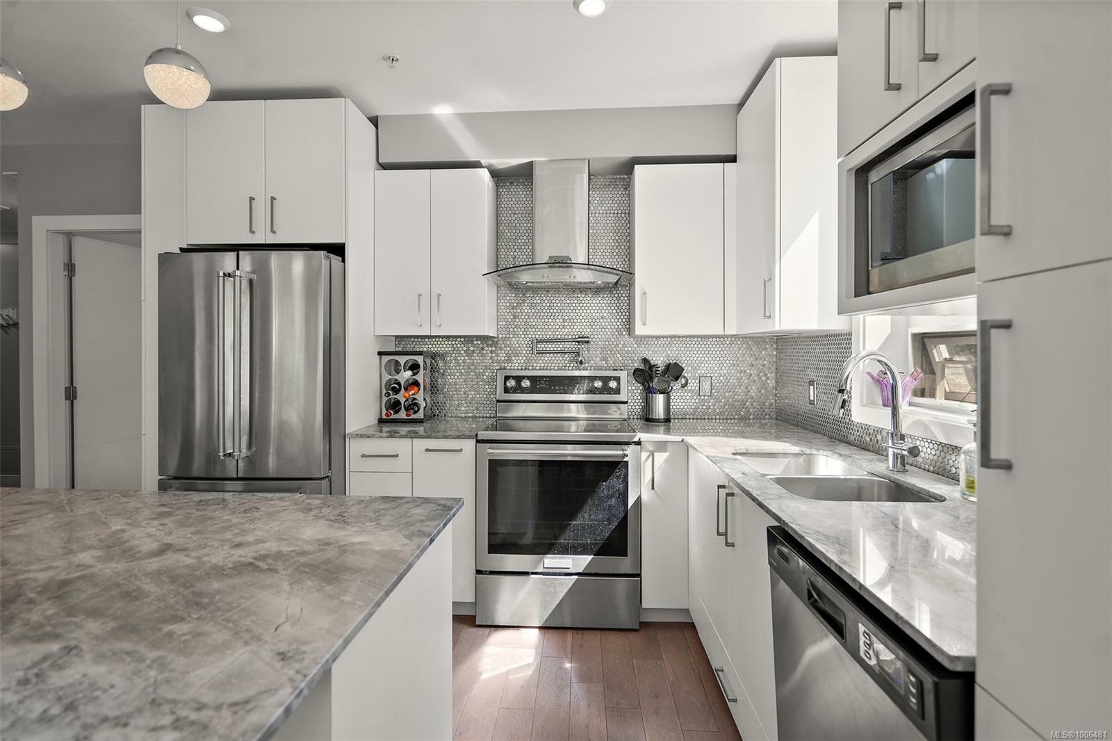 VICTORIA, British Columbia, V8V 1R5, CA, 2 Bedrooms Bedrooms, ,Residential,For Sale,1885284