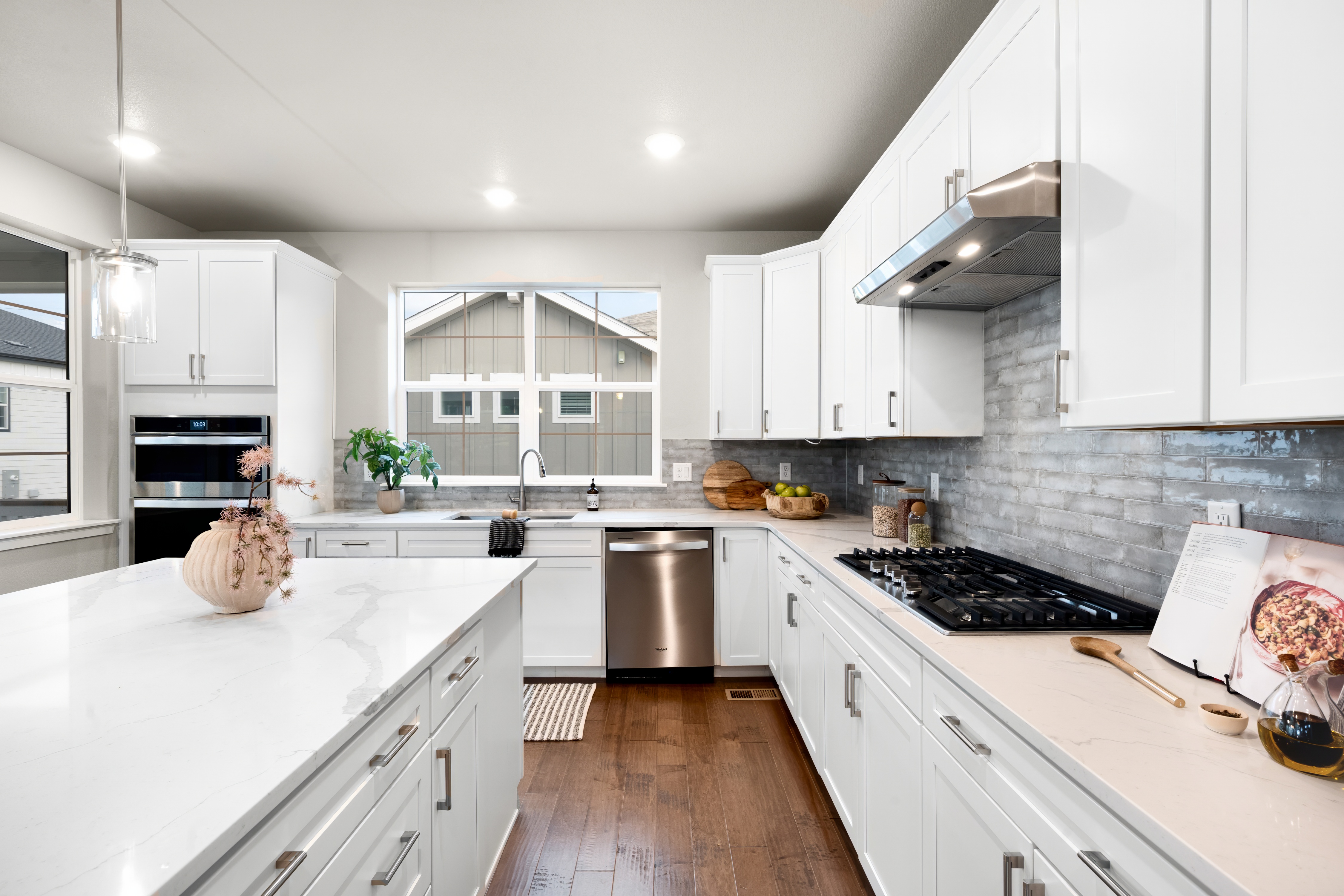  Beautifully designed modern farmhouse, ideally situated on a quiet cul-de-sac - 物件實景