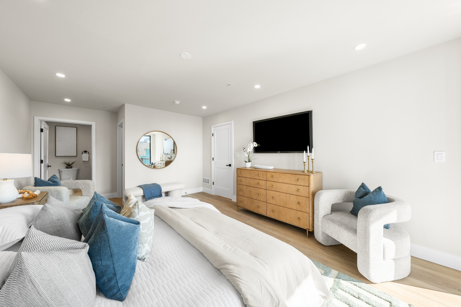  323 E Oak Avenue #202 - 物件實景