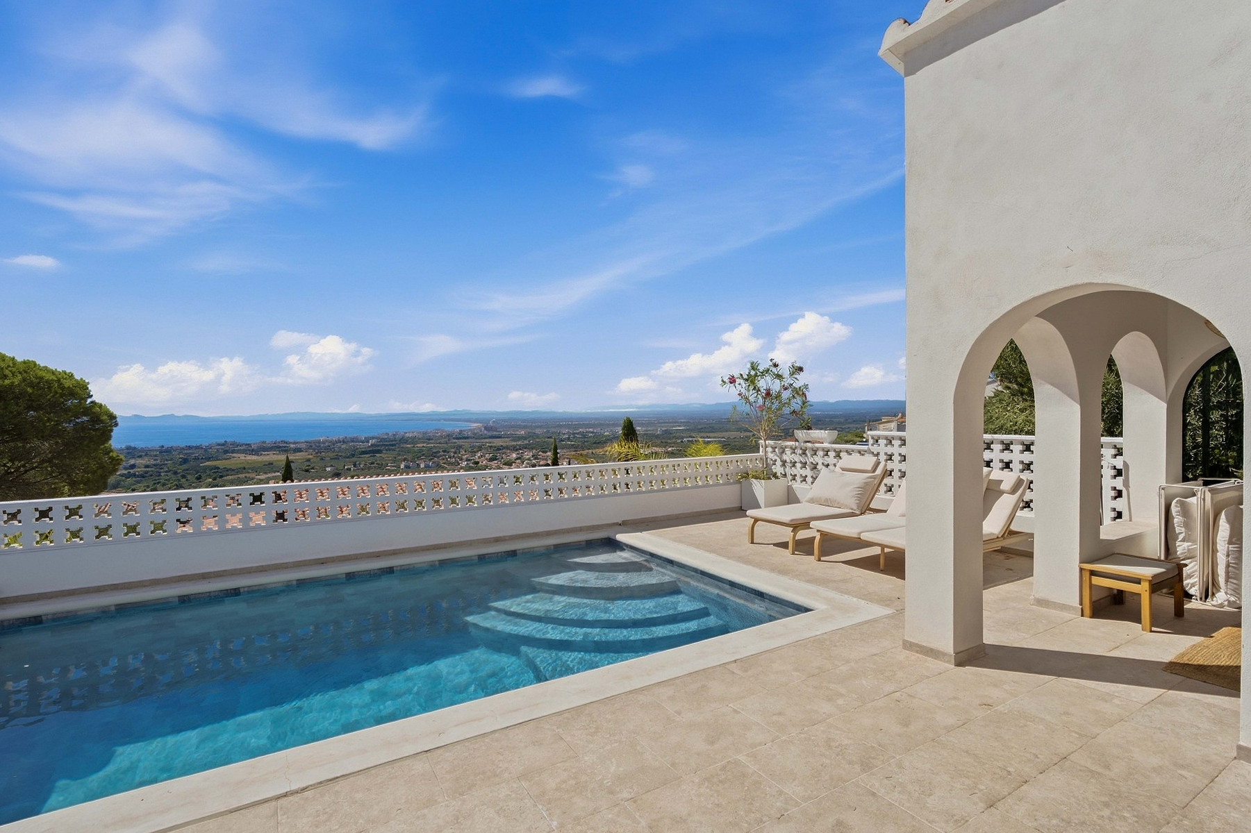  Contemporary villa with pool and panoramic views of Roses Bay - 物件實景