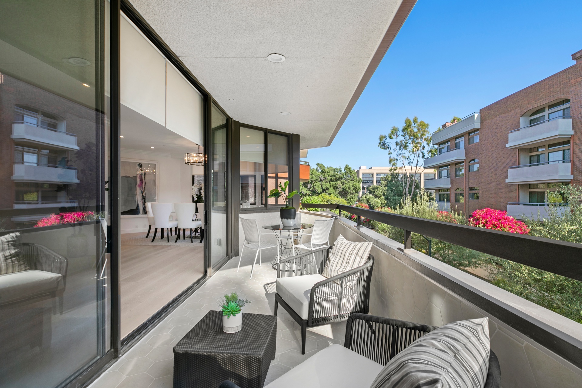  300 North Swall Drive - 物件實景