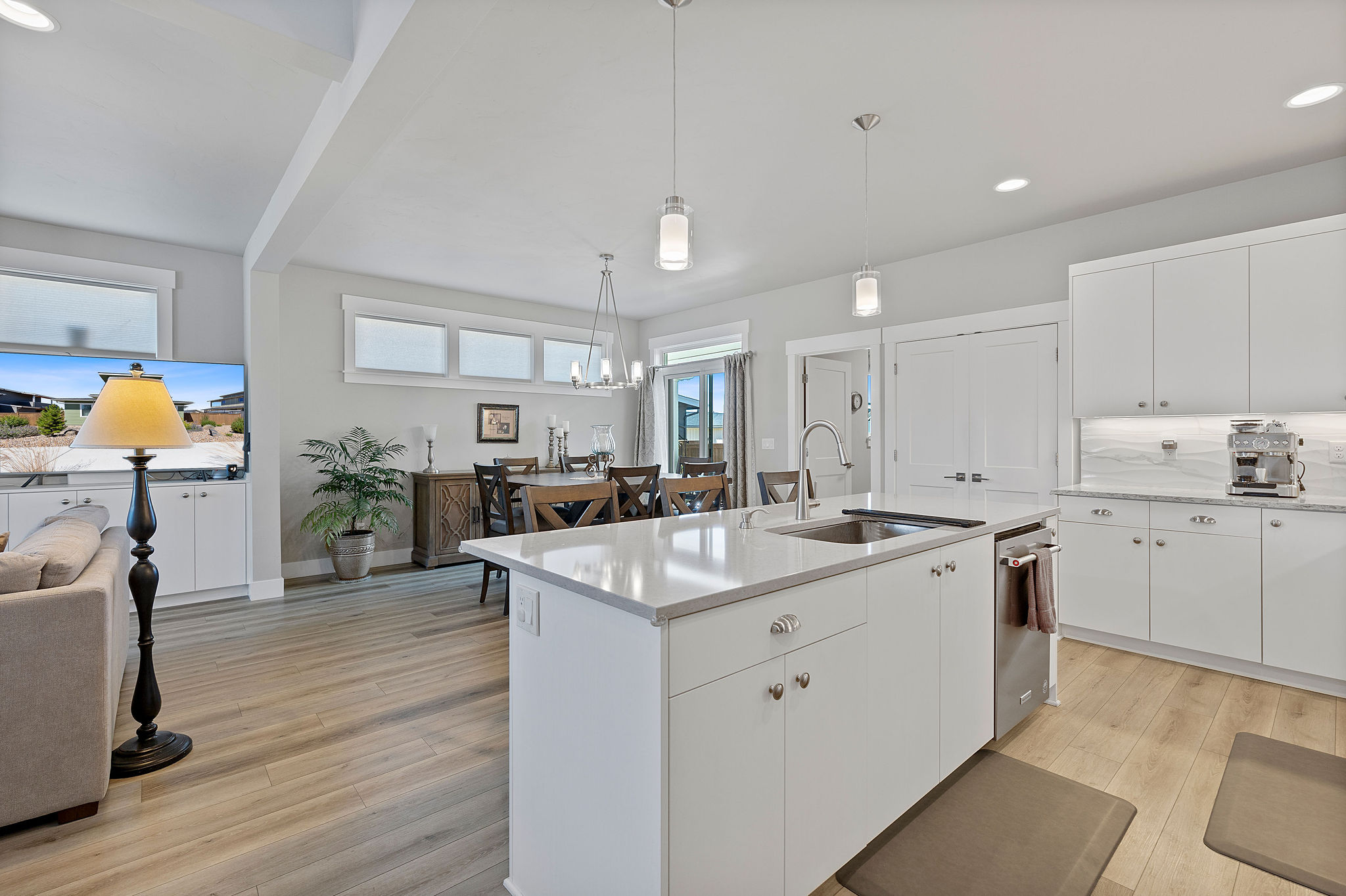 Redmond, Oregon, 97756, United States, 3 Bedrooms Bedrooms, ,3 BathroomsBathrooms,Residential,For Sale,1896821