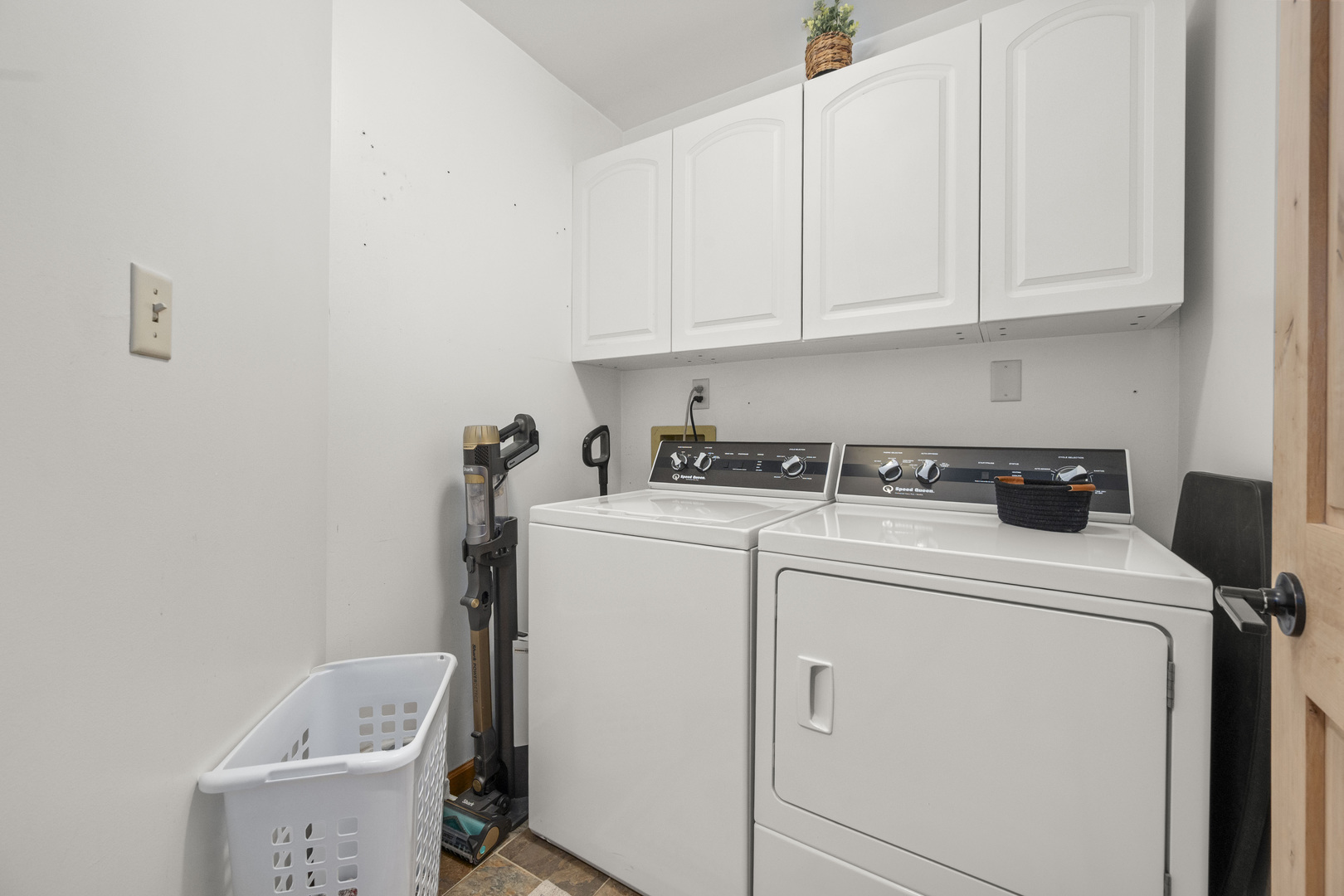 Sycamore, Illinois, 60178, United States, 4 Bedrooms Bedrooms, ,4 BathroomsBathrooms,Residential,For Sale,1999844