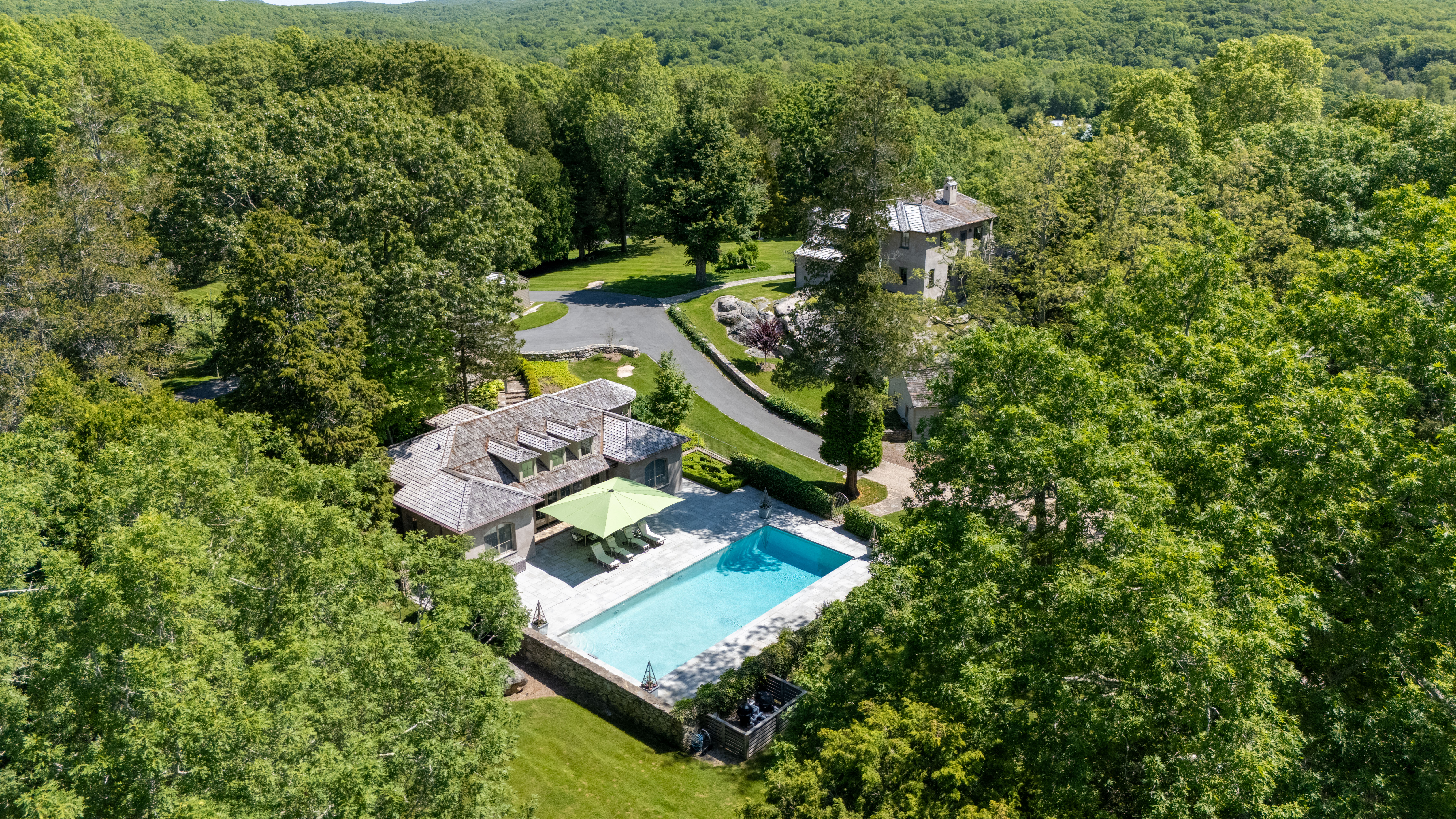  Hilltop Estate Offers Old World Elegance & Modern Luxury - 物件實景