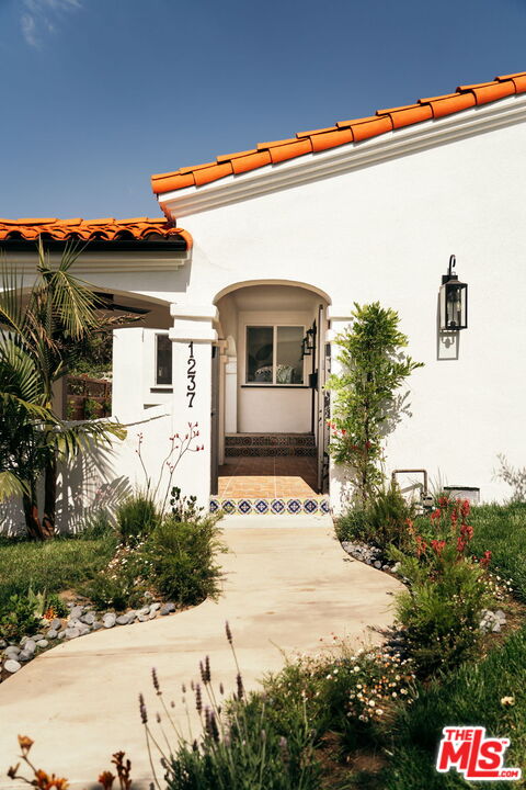 Los Angeles, California, 90019, United States, 4 Bedrooms Bedrooms, ,4 BathroomsBathrooms,Residential,For Sale,1889946