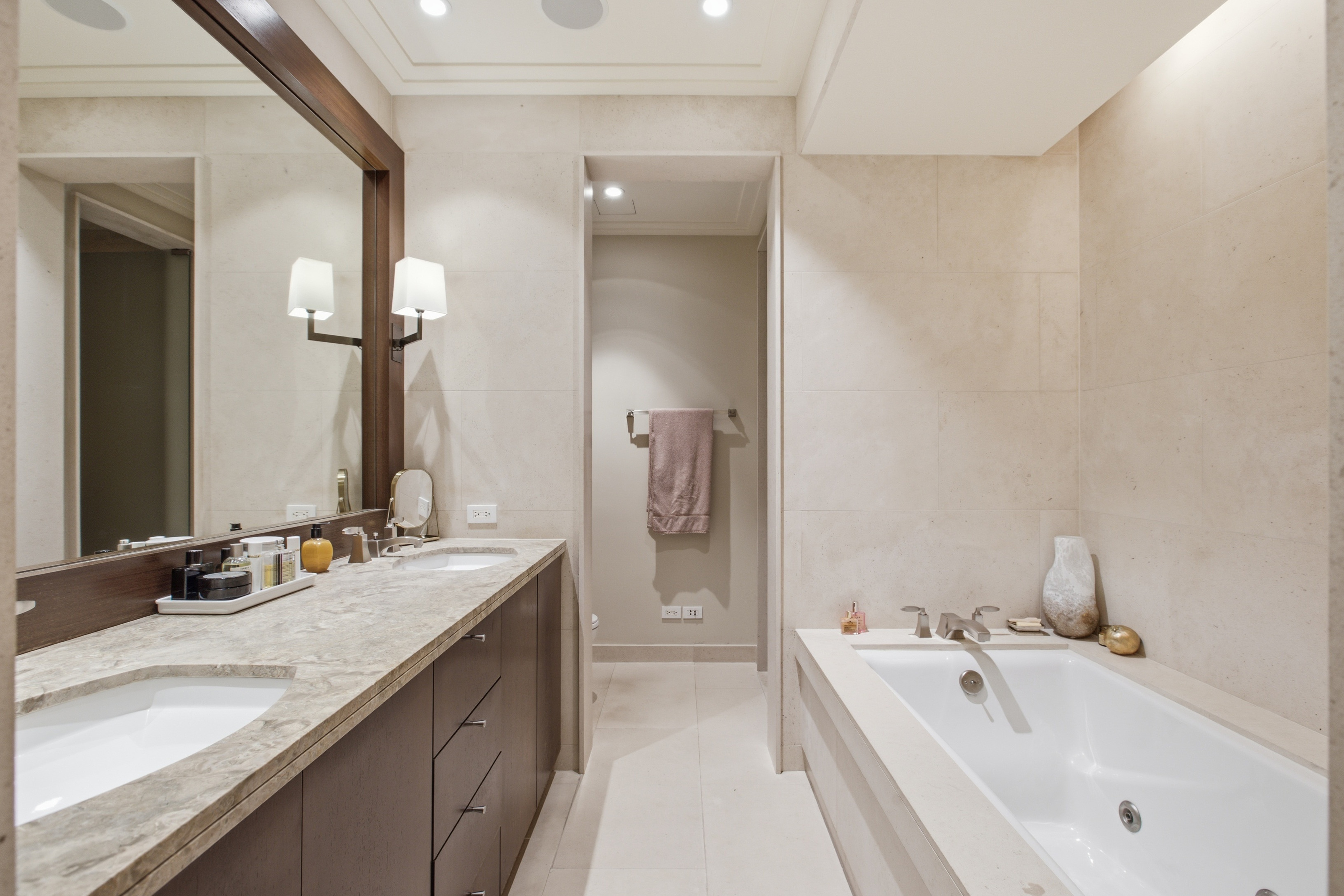  Outstanding, Three-bedroom Three and a Half Baths - 物件實景