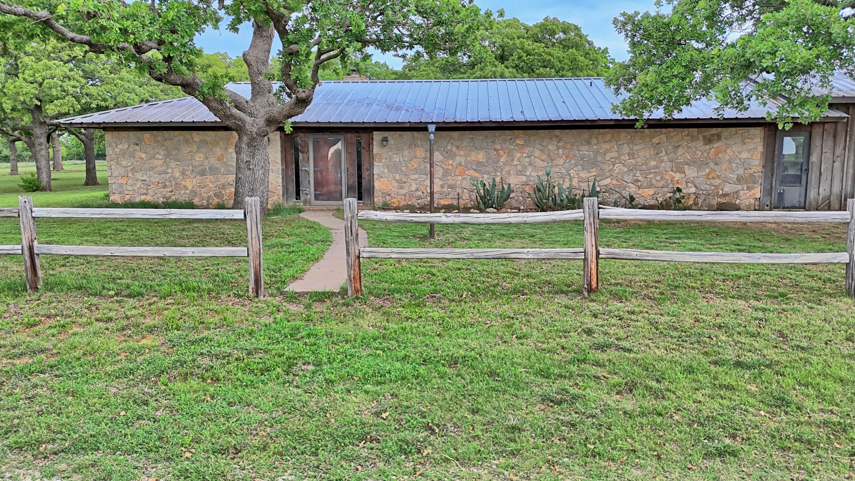  Ranch Style Rock Home on Private 80 Acres - 物件實景