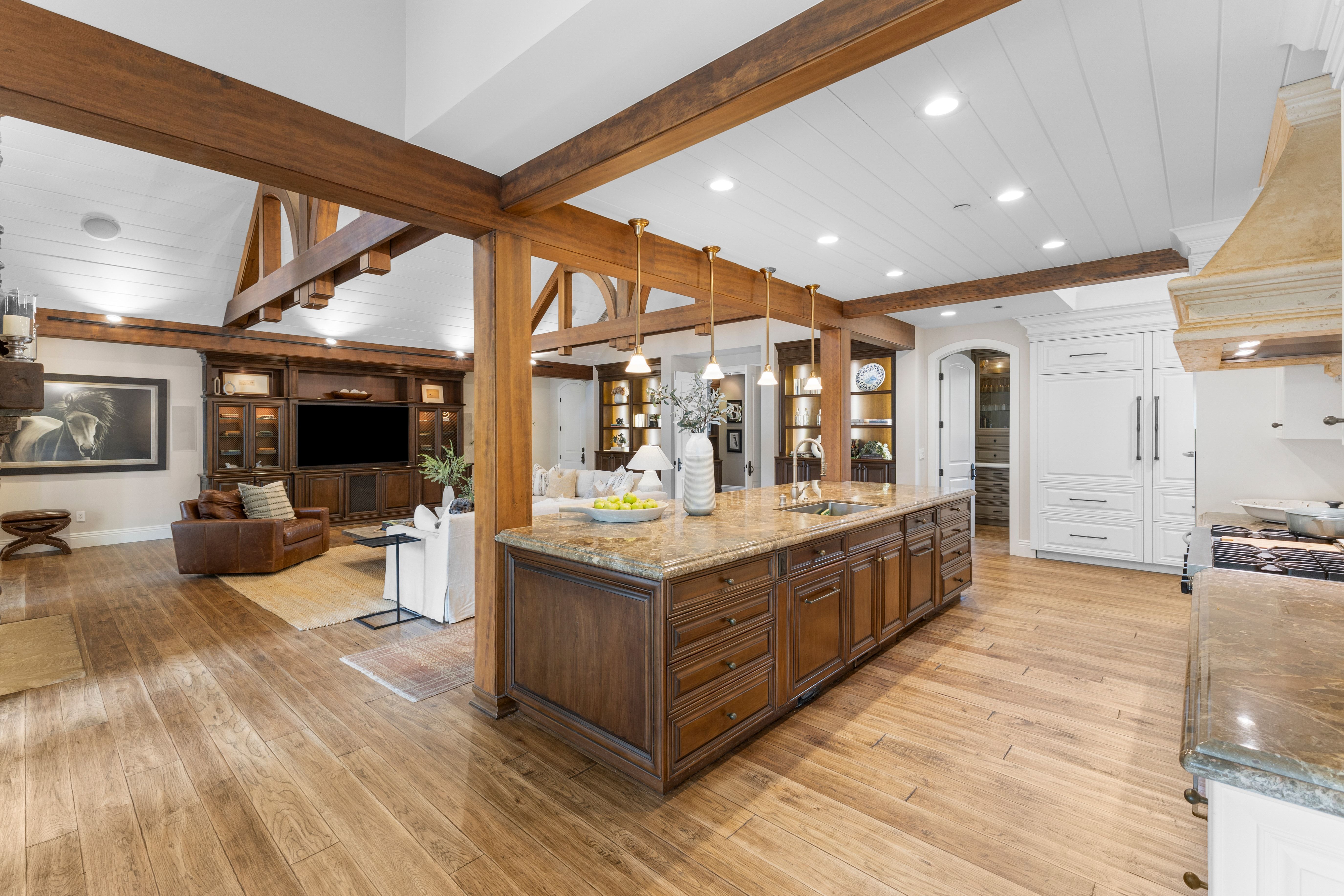  A Private One-Acre Compound Defined by Craftsmanship, Scale and Resort Living - 物件實景