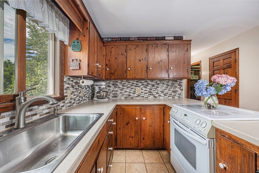 Rochester, Massachusetts, 02770, United States, 3 Bedrooms Bedrooms, ,2 BathroomsBathrooms,Residential,For Sale,1902514