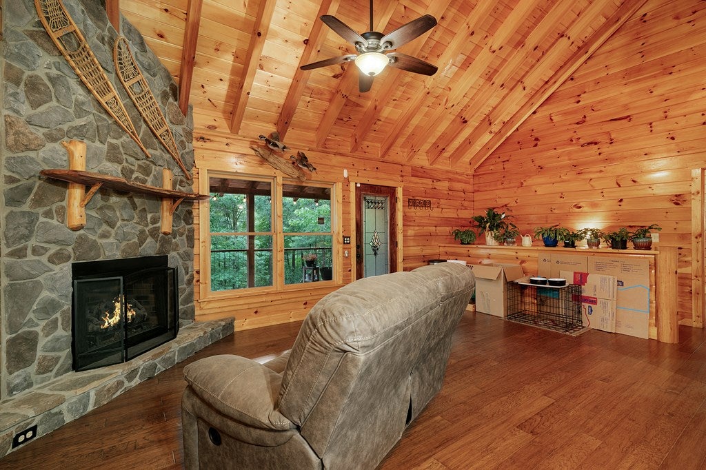 Ellijay, Georgia, 30540, United States, 3 Bedrooms Bedrooms, ,3 BathroomsBathrooms,Residential,For Sale,1837268