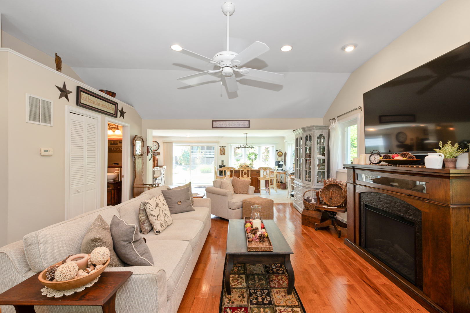 Tinley Park, Illinois, 60487, United States, 6 Bedrooms Bedrooms, ,4 BathroomsBathrooms,Residential,For Sale,1984113