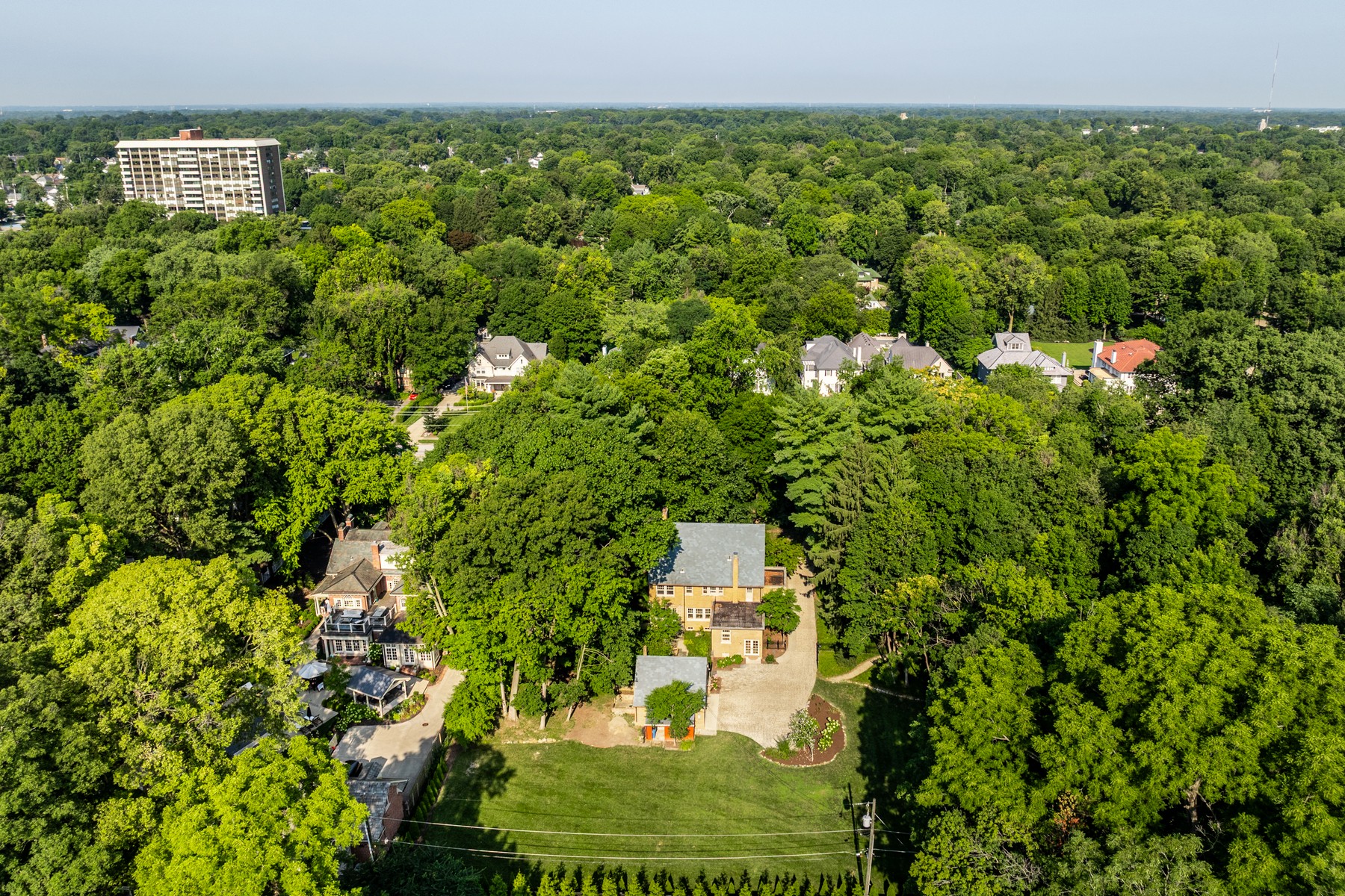  Gated English Tudor Home on One of the Most Desirable Blocks in Meridian Kessler - 物件實景