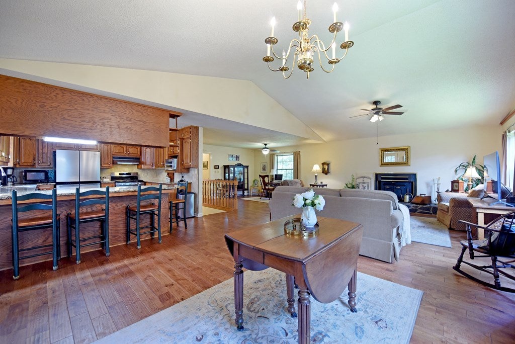 Ellijay, Georgia, 30536, United States, 4 Bedrooms Bedrooms, ,3 BathroomsBathrooms,Residential,For Sale,1940340