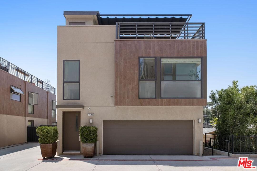 Los Angeles, California, 90026, United States, 3 Bedrooms Bedrooms, ,4 BathroomsBathrooms,Residential,For Sale,1927240