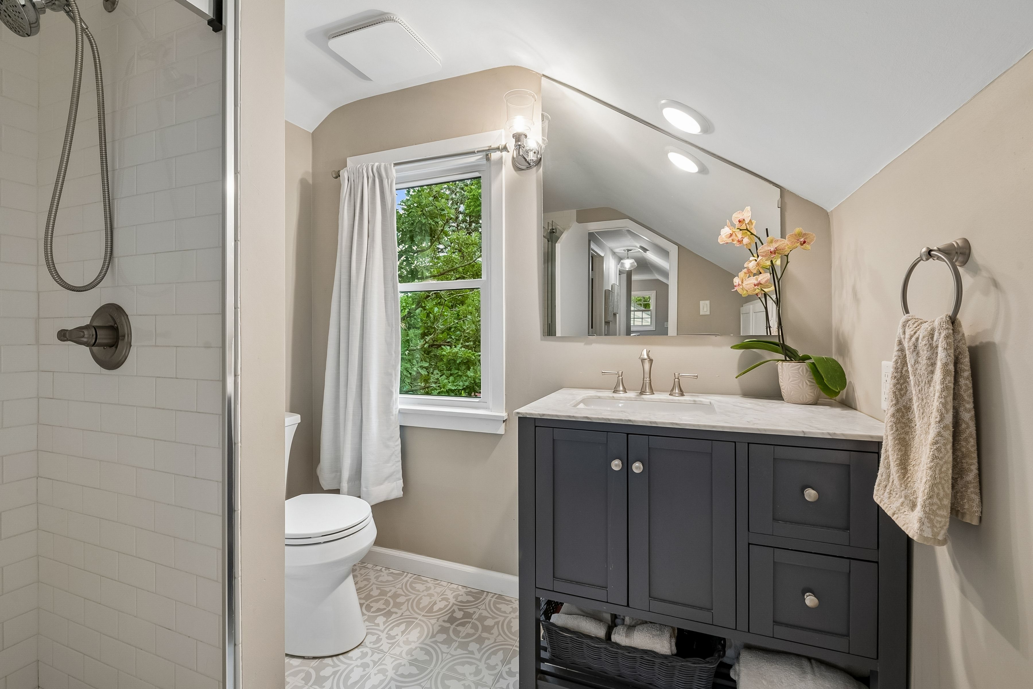  Beautifully Renovated in Coveted Chowen Park - 物件實景