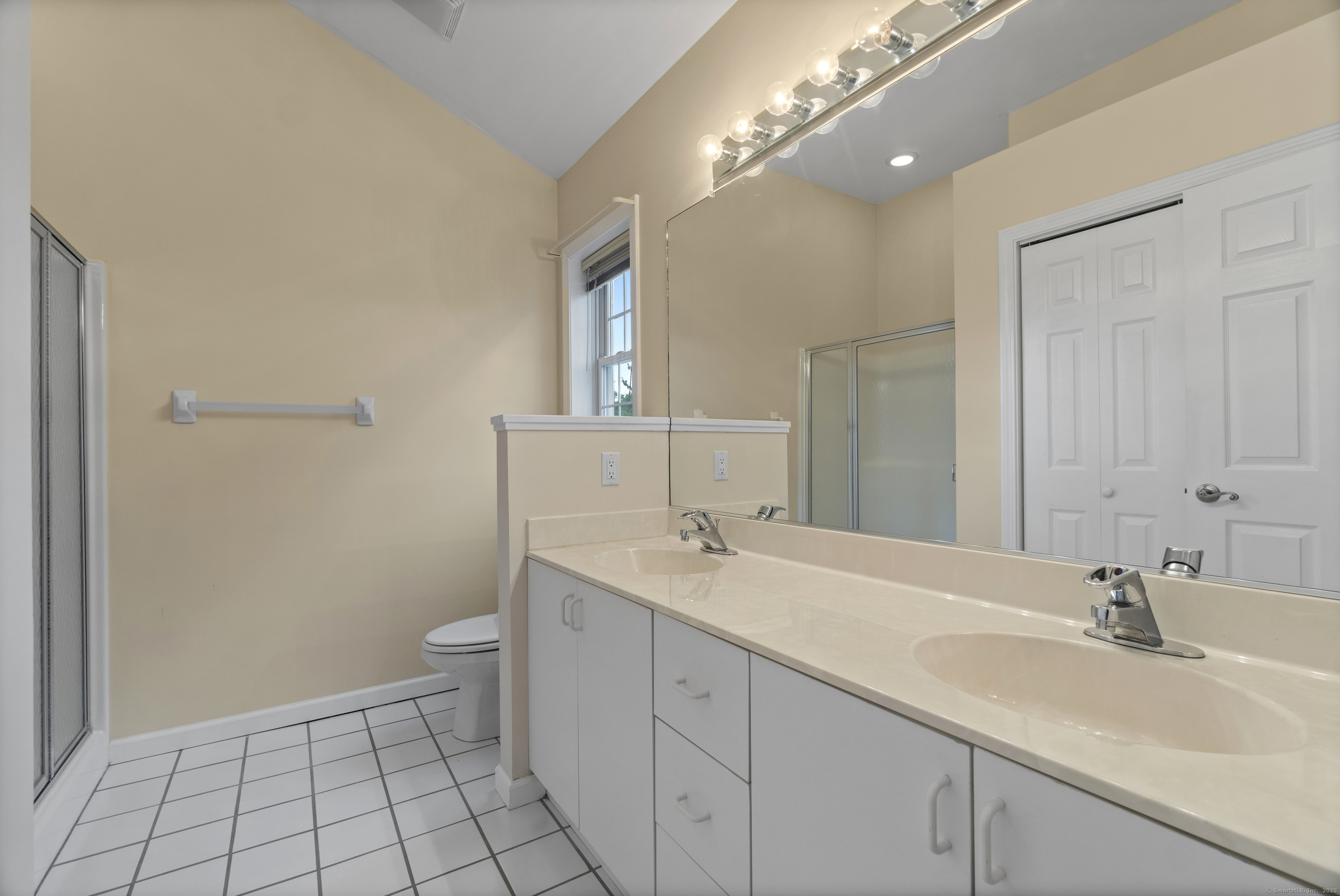 Danbury, Connecticut, 06811, United States, 2 Bedrooms Bedrooms, ,3 BathroomsBathrooms,Residential,For Sale,1932633