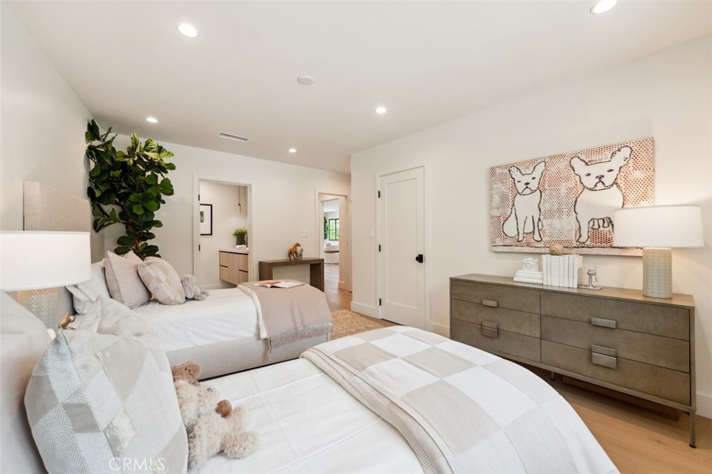 Sherman Oaks, California, 91423, United States, 4 Bedrooms Bedrooms, ,6 BathroomsBathrooms,Residential,For Sale,1960498