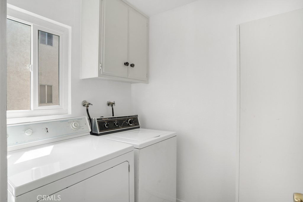 Woodland Hills, California, 91367, United States, 2 Bedrooms Bedrooms, ,3 BathroomsBathrooms,Residential,For Sale,1920124