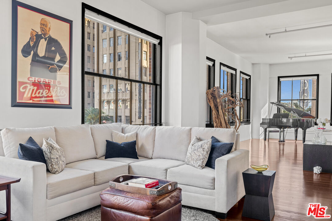 Los Angeles, California, 90028, United States, 2 Bedrooms Bedrooms, ,2 BathroomsBathrooms,Residential,For Sale,1827936