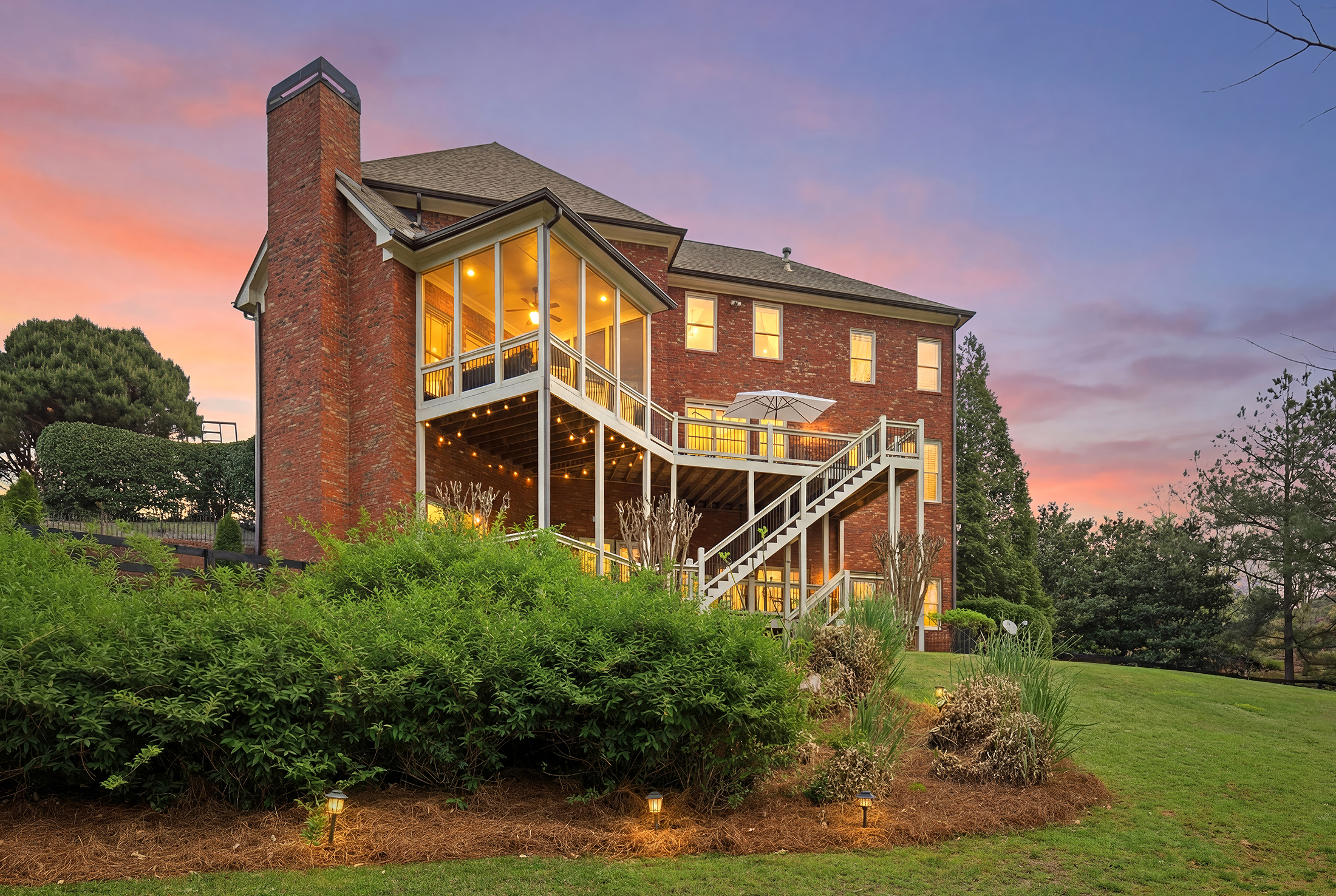  Meticulous Brick Estate Blends Timeless Architecture with Elevated Design - 物件實景