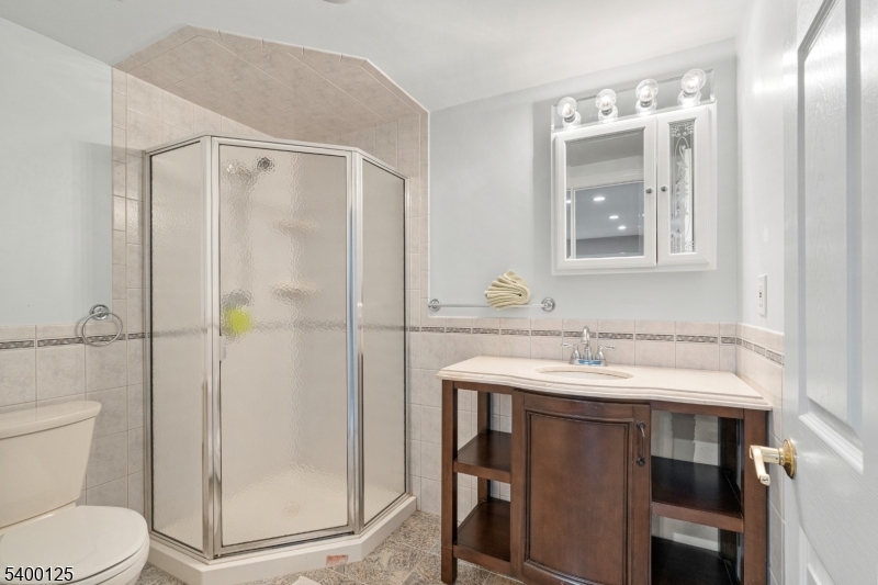 Mount Olive Twp., New Jersey, 07828, United States, 5 Bedrooms Bedrooms, ,3 BathroomsBathrooms,Residential,For Sale,2001791