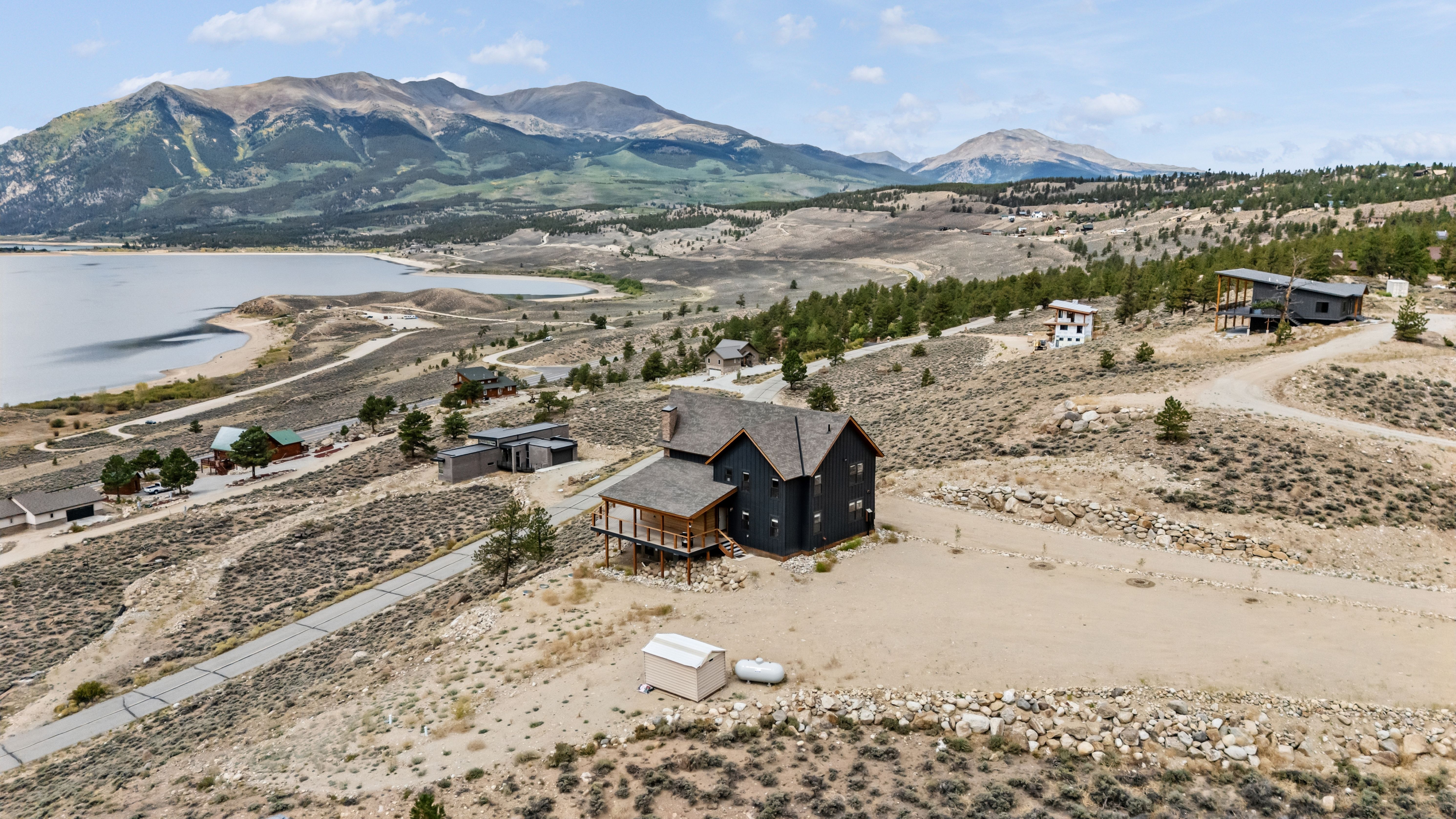 New Construction with Show-Stopping Twin Lakes Views - 物件實景