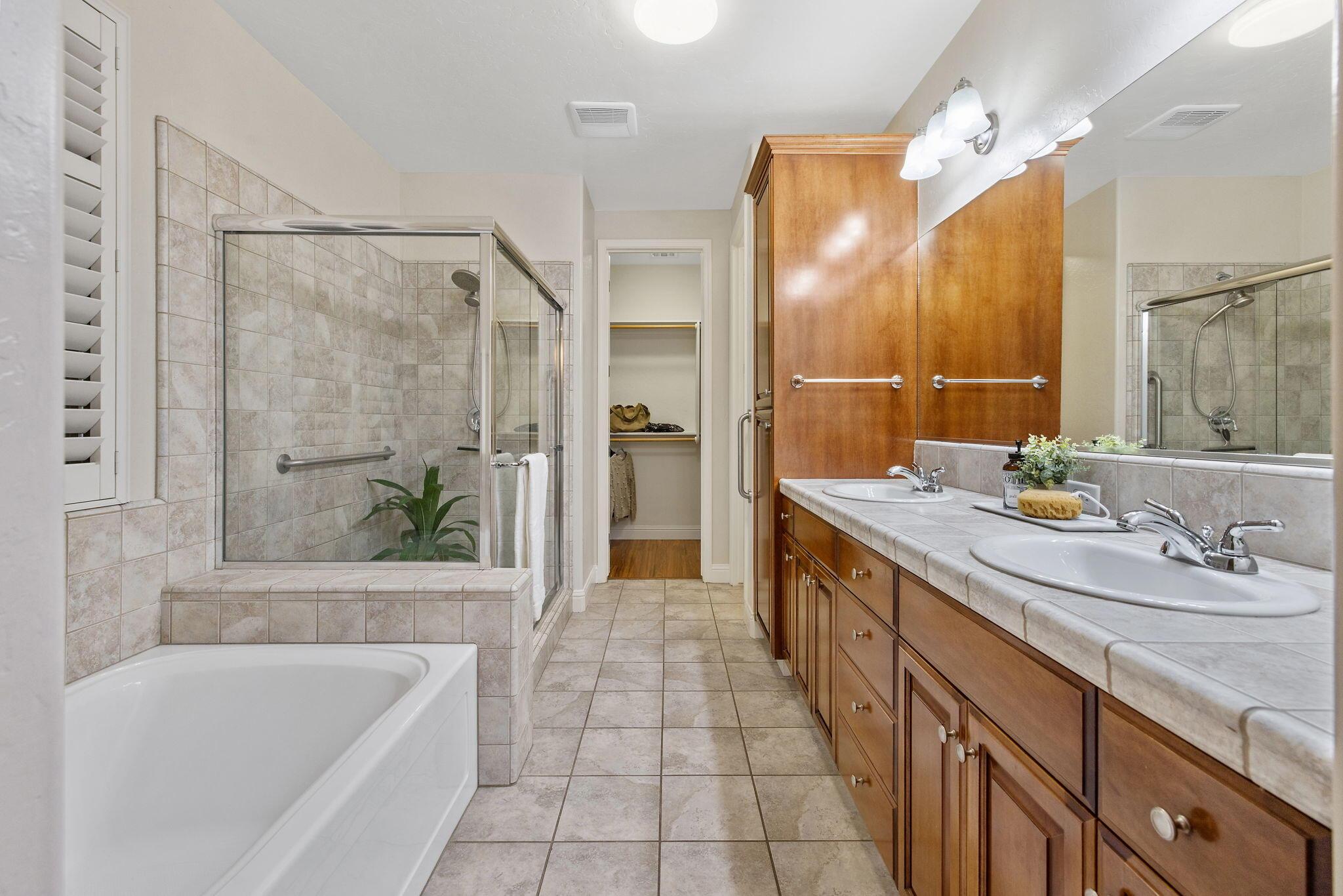 Visalia, California, 93277, United States, 3 Bedrooms Bedrooms, ,2 BathroomsBathrooms,Residential,For Sale,1937034