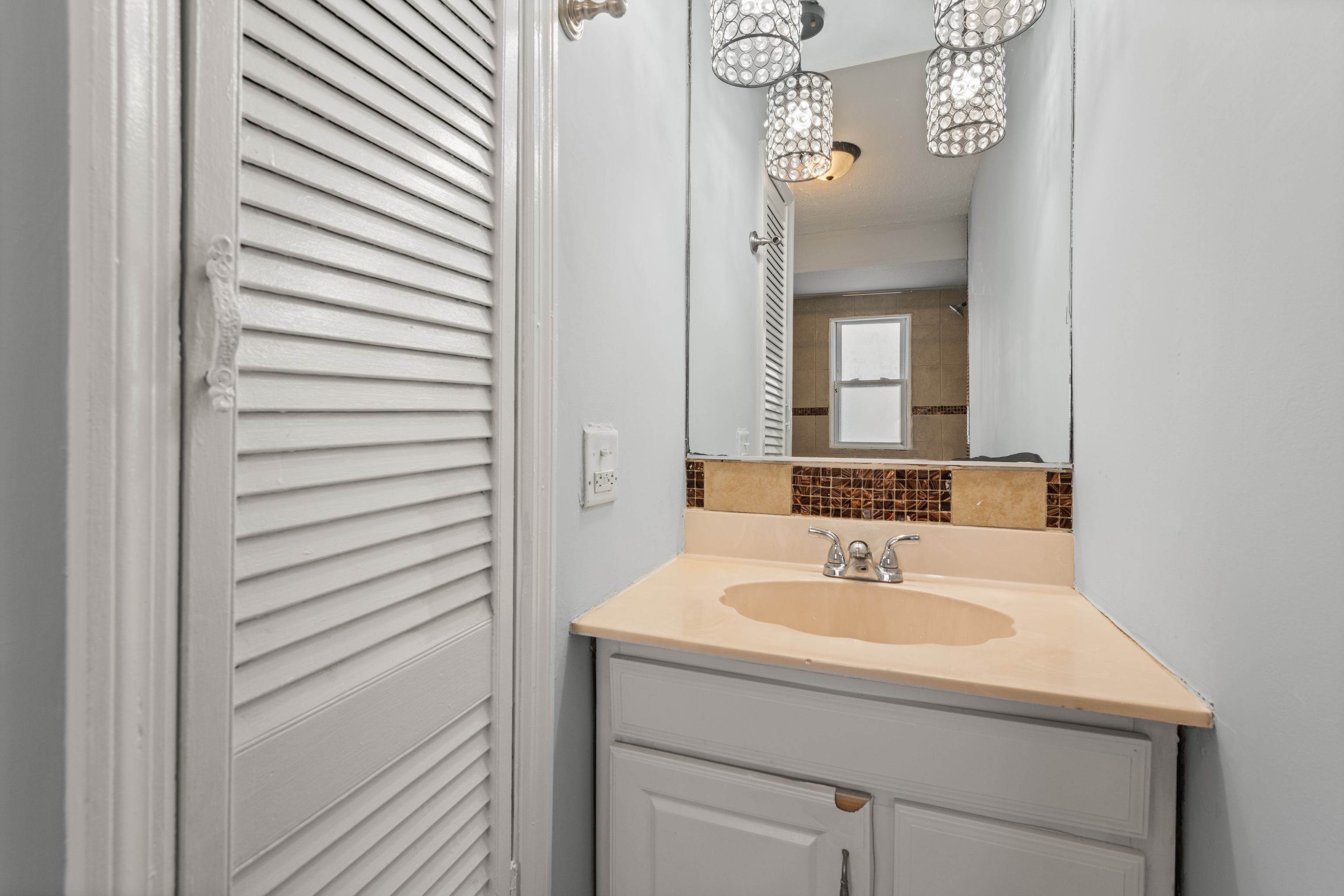 West Haven, Connecticut, 06516, United States, 5 Bedrooms Bedrooms, ,4 BathroomsBathrooms,Residential,For Sale,1991018