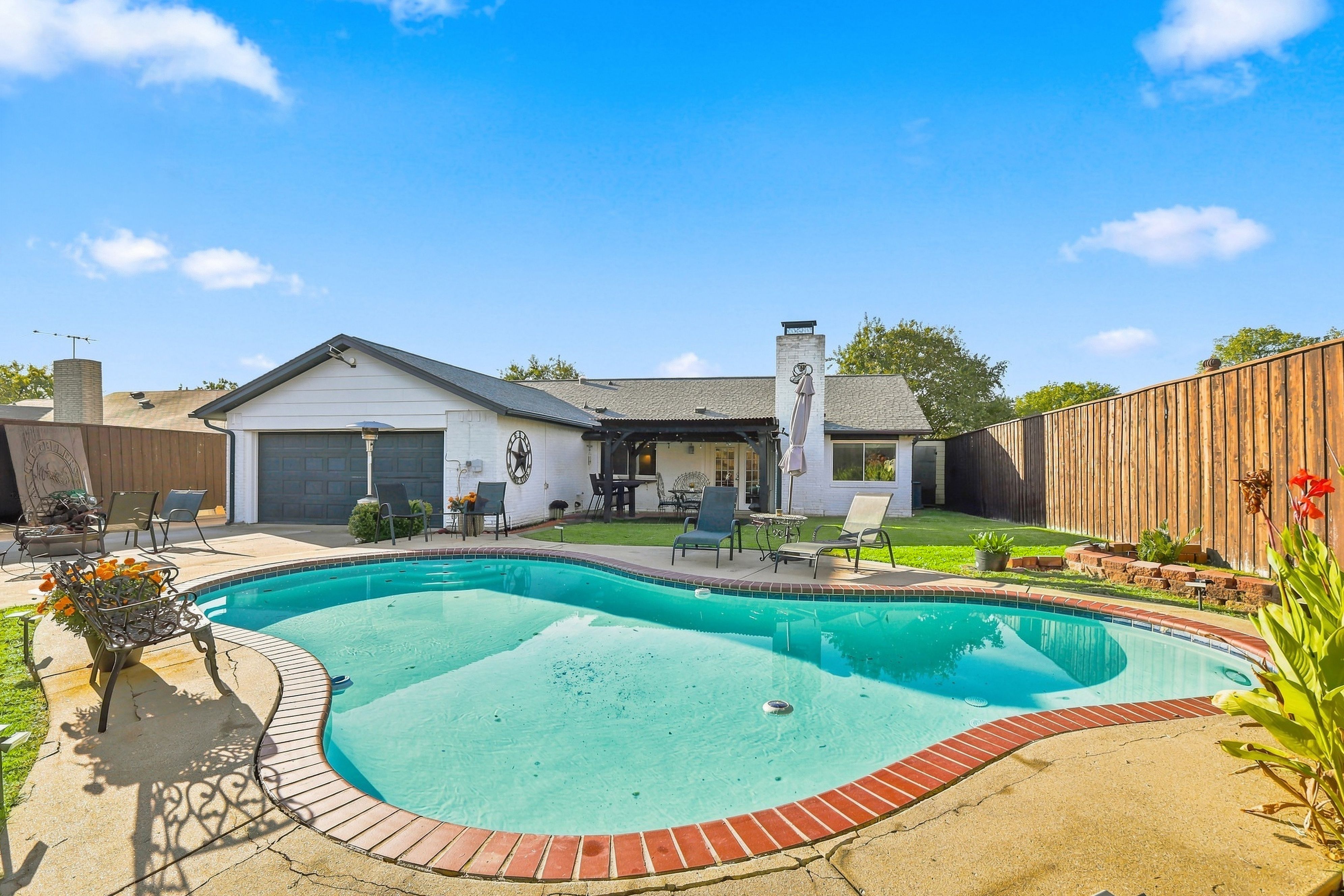  Established Neighborhood Charm. Private Poolside Retreat. - 物件實景
