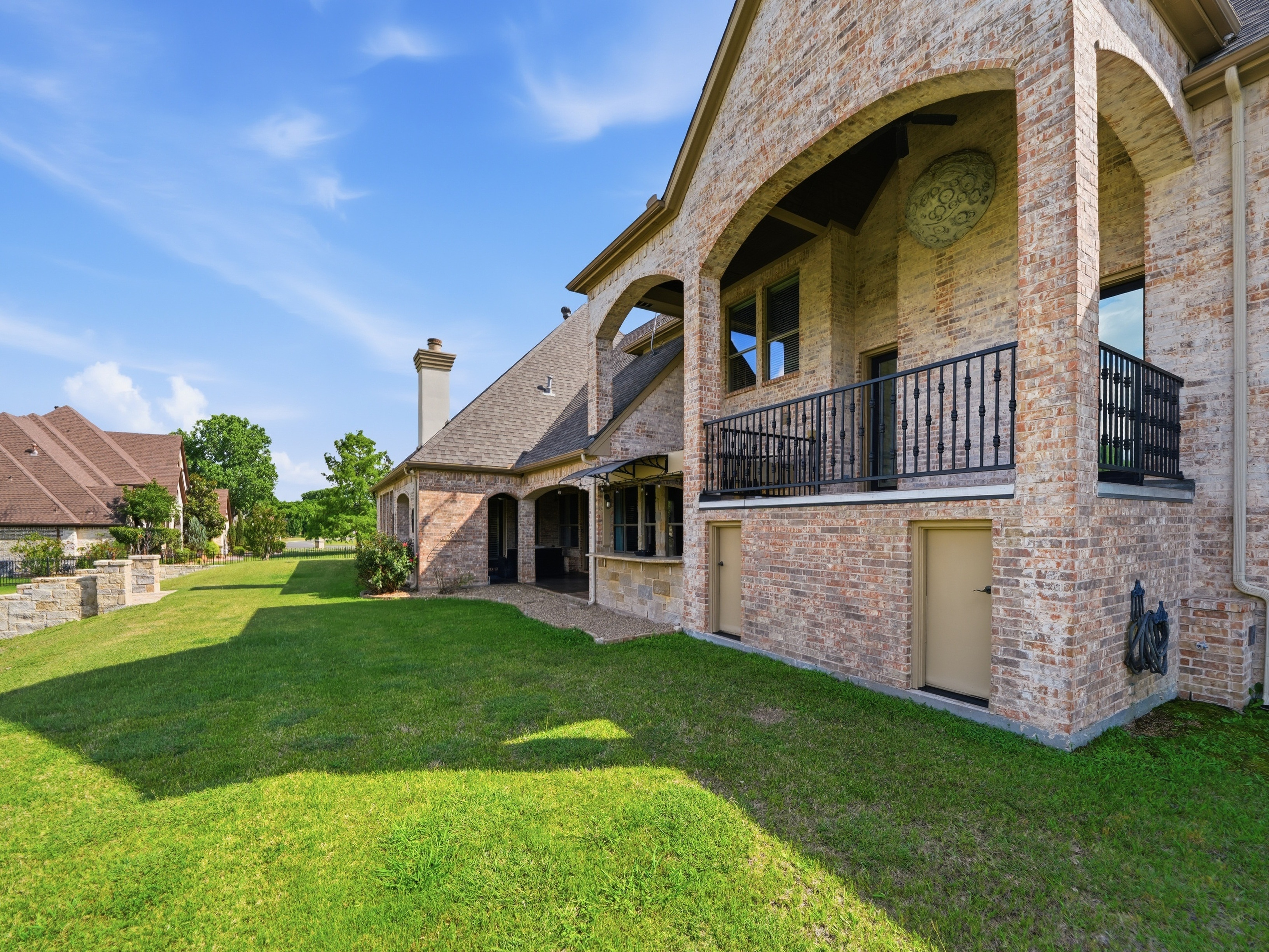 Premier Gated Lakefront Estate, Panoramic Water Views and Timeless Craftsmanship - 物件實景