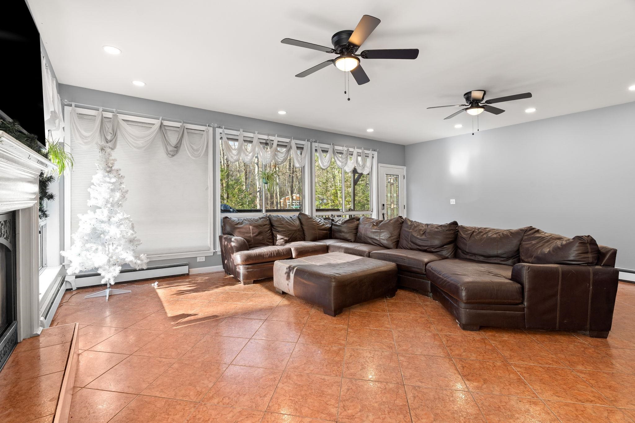 Plaistow, New Hampshire, 03865, United States, 4 Bedrooms Bedrooms, ,1 BathroomBathrooms,Residential,For Sale,2001863