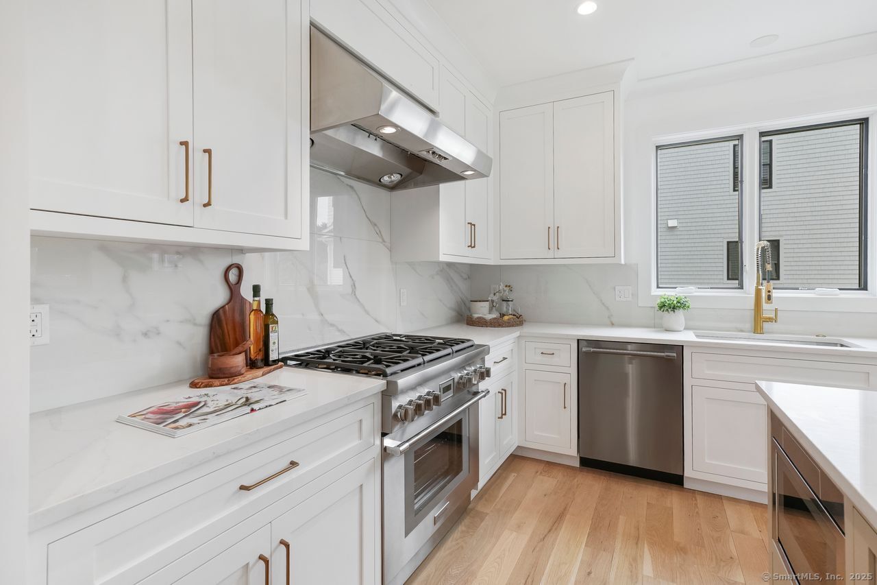 Fairfield, Connecticut, 06824, United States, 4 Bedrooms Bedrooms, ,6 BathroomsBathrooms,Residential,For Sale,1994356