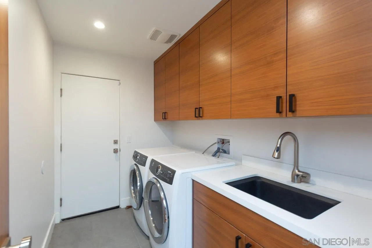 La Jolla, California, 92037, United States, 4 Bedrooms Bedrooms, ,3 BathroomsBathrooms,Residential,For Sale,1992074