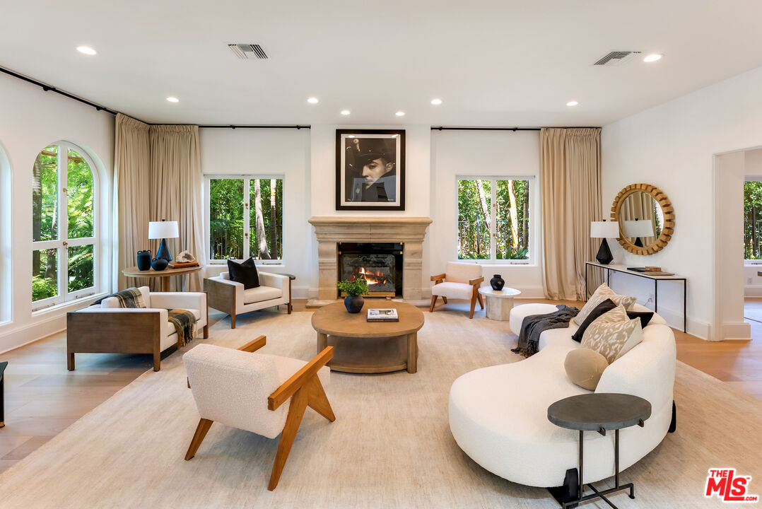 Beverly Hills, California, 90210, United States, 6 Bedrooms Bedrooms, ,8 BathroomsBathrooms,Residential,For Sale,1926509