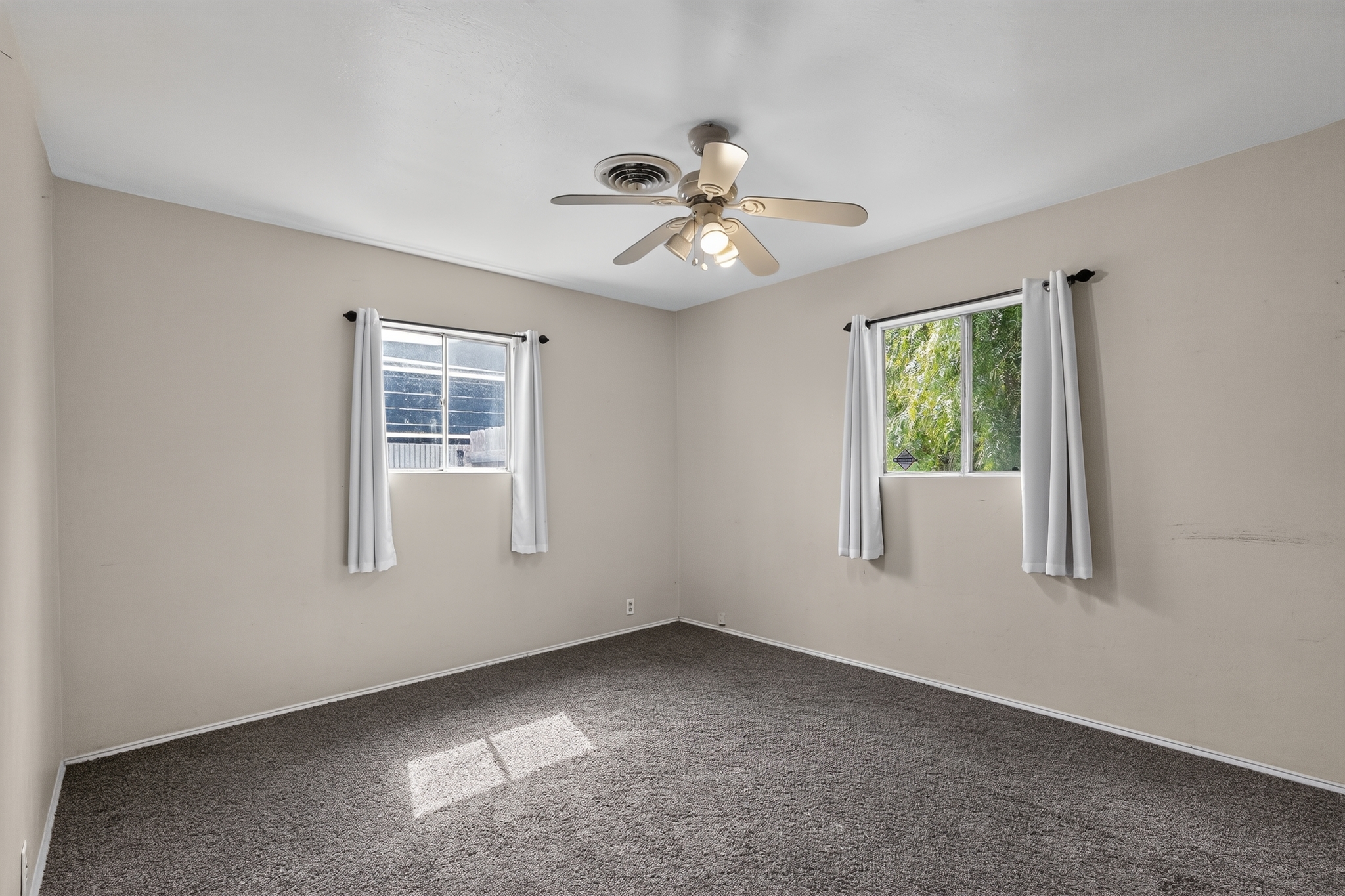  7615 Kittyhawk Avenue - 物件實景