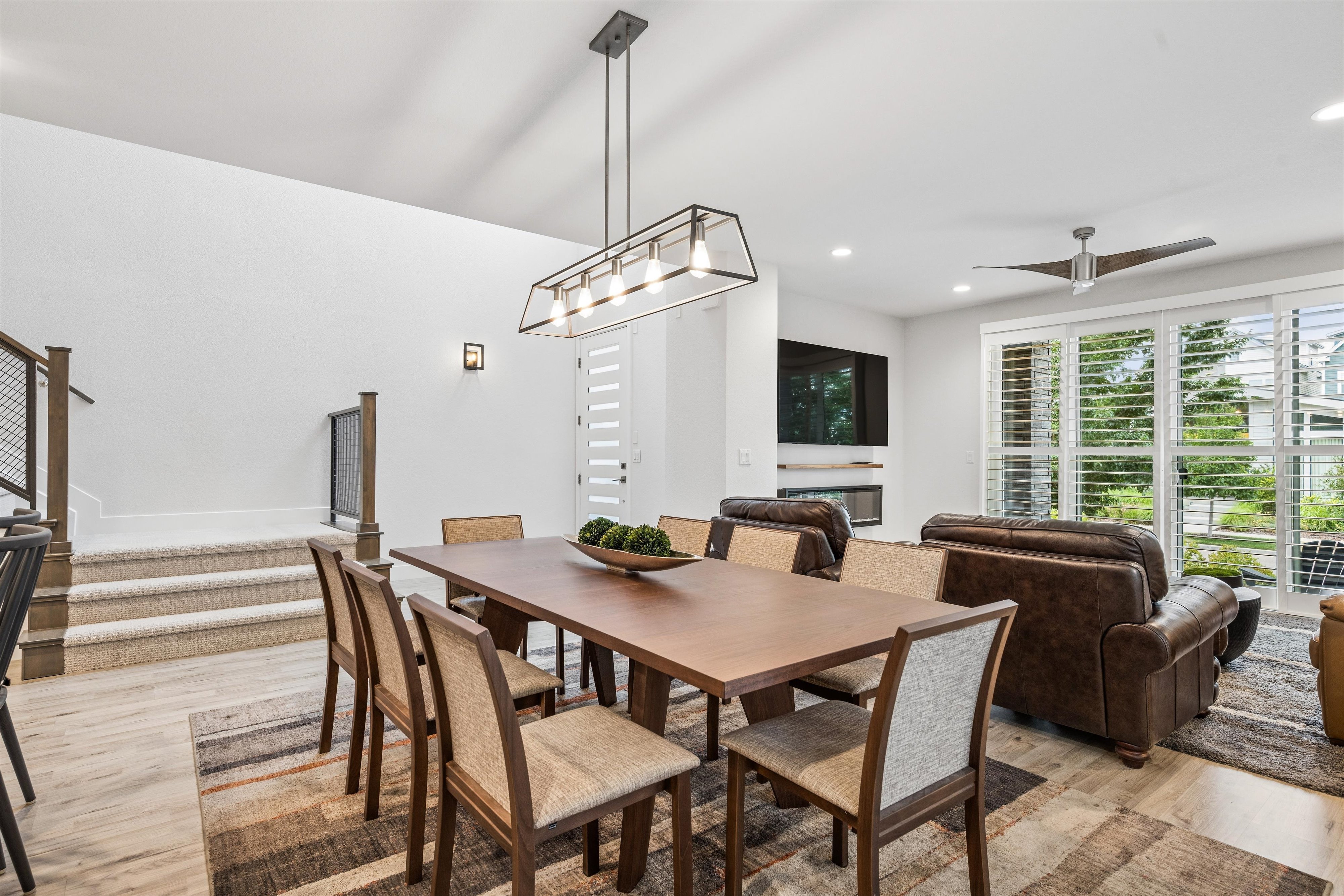  Thoughtfully designed and exceptionally maintained, this light-filled home offer - 物件實景