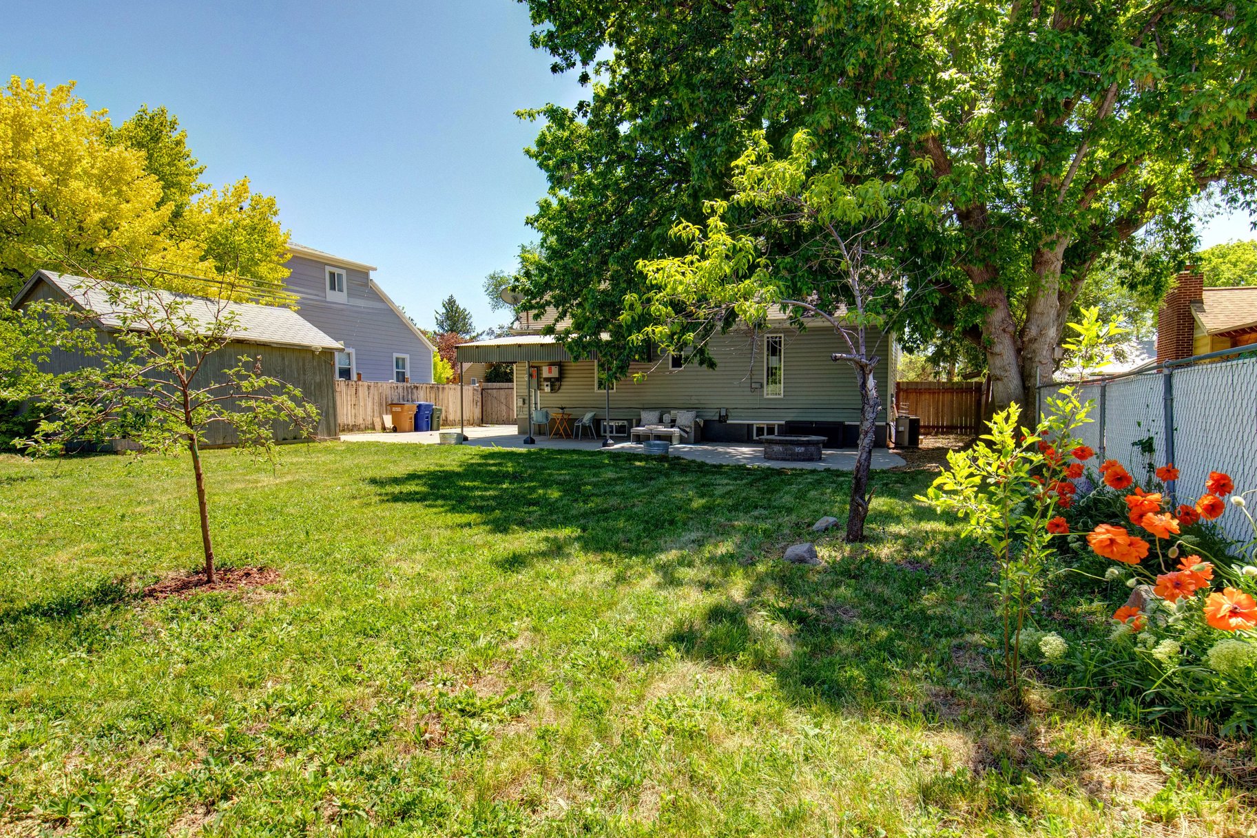  Functional Living, Hardwood Floors & Backyard Space to Enjoy - 物件實景
