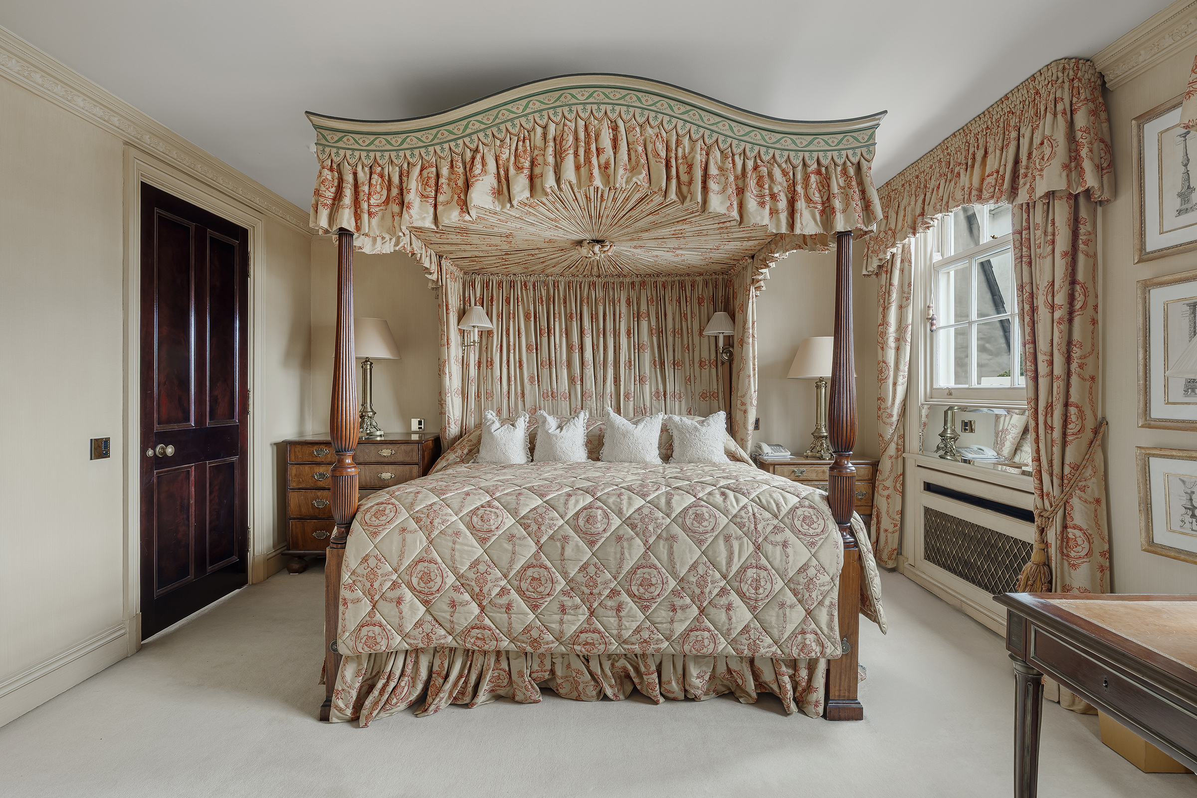  A Grand Lateral Penthouse with Direct Lift Access on Chesham Place - 物件實景