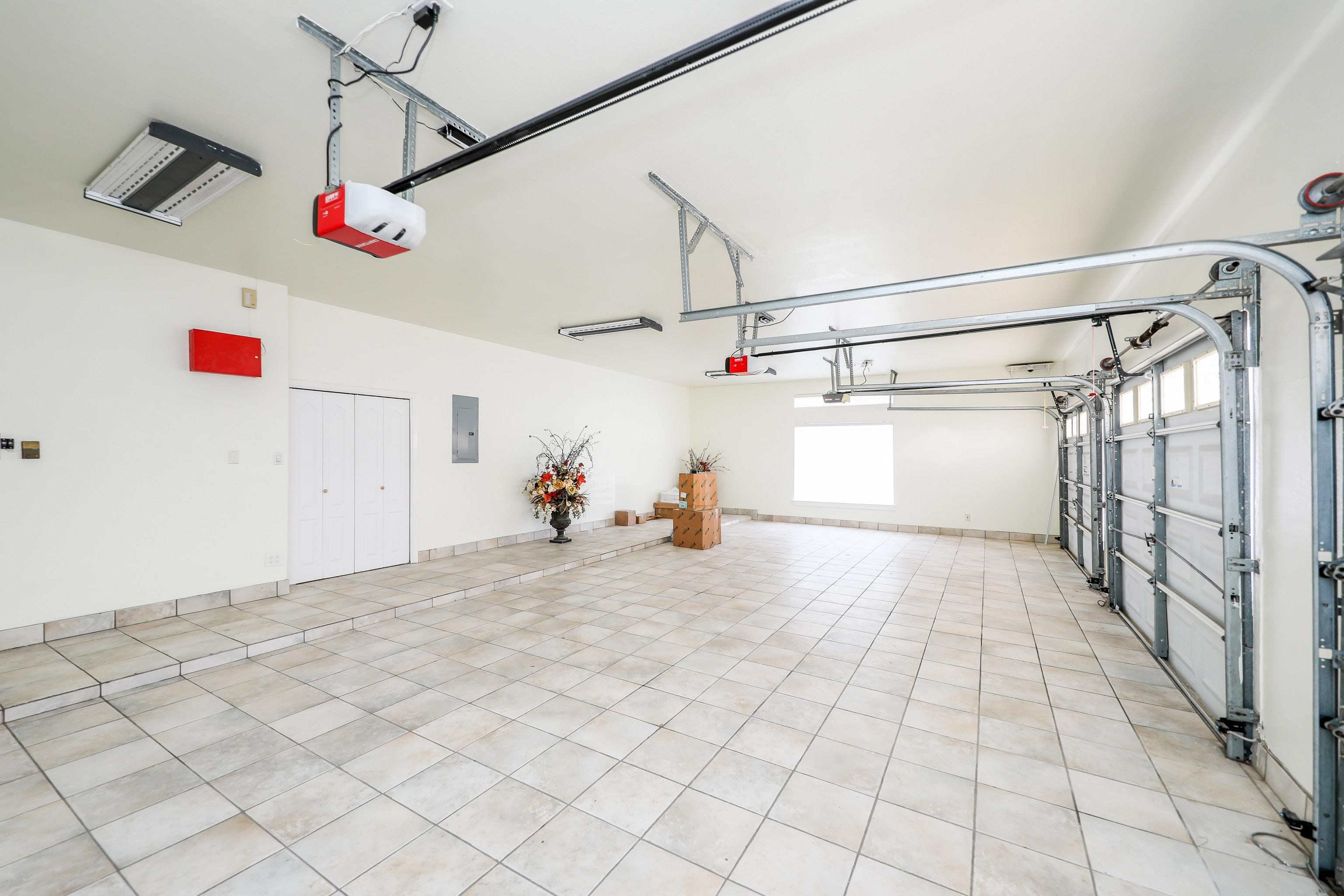 Laredo, Texas, 78041, United States, 4 Bedrooms Bedrooms, ,6 BathroomsBathrooms,Residential,For Sale,1989107