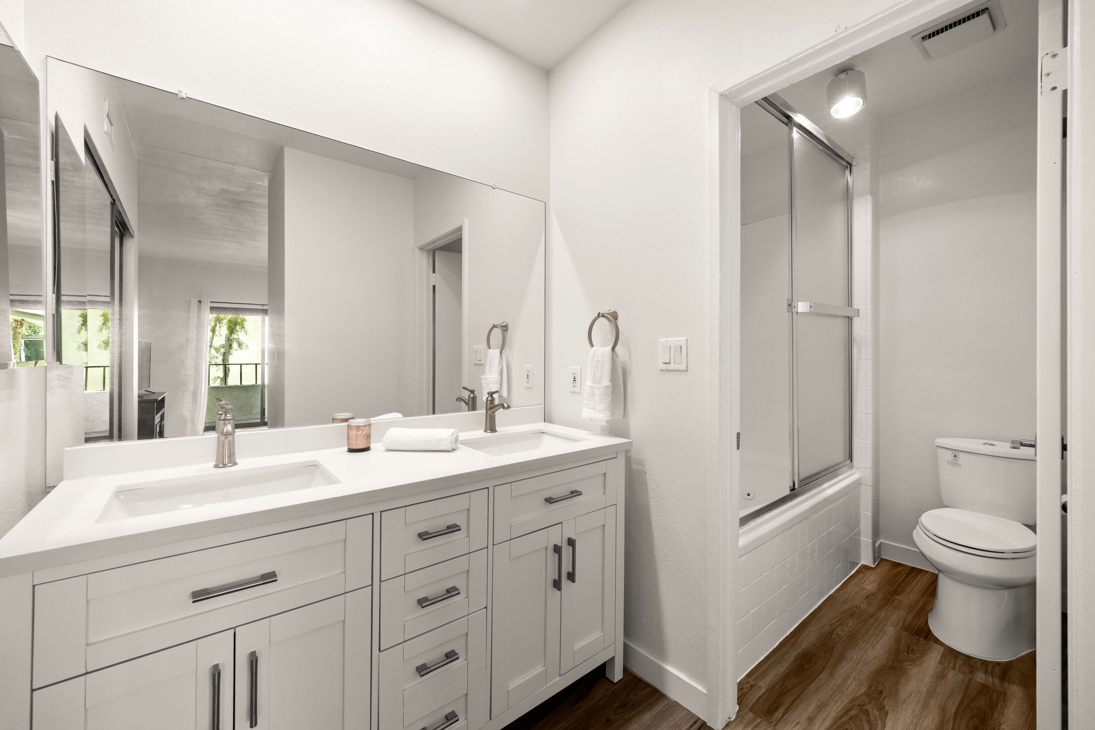  6540 Hayvenhurst Avenue #3 - 物件實景