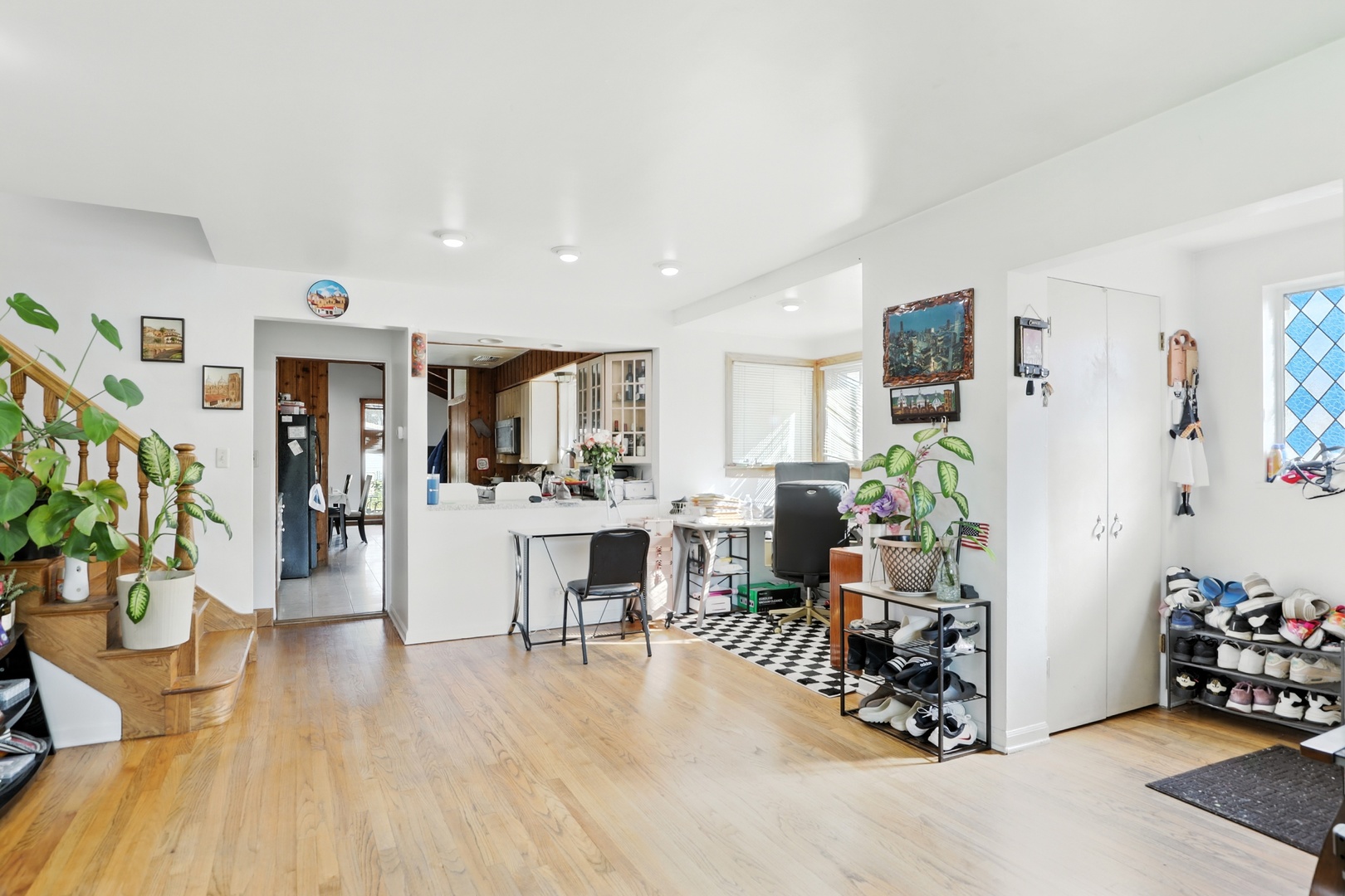 Lincolnwood, Illinois, 60712, United States, 3 Bedrooms Bedrooms, ,2 BathroomsBathrooms,Residential,For Sale,1951315