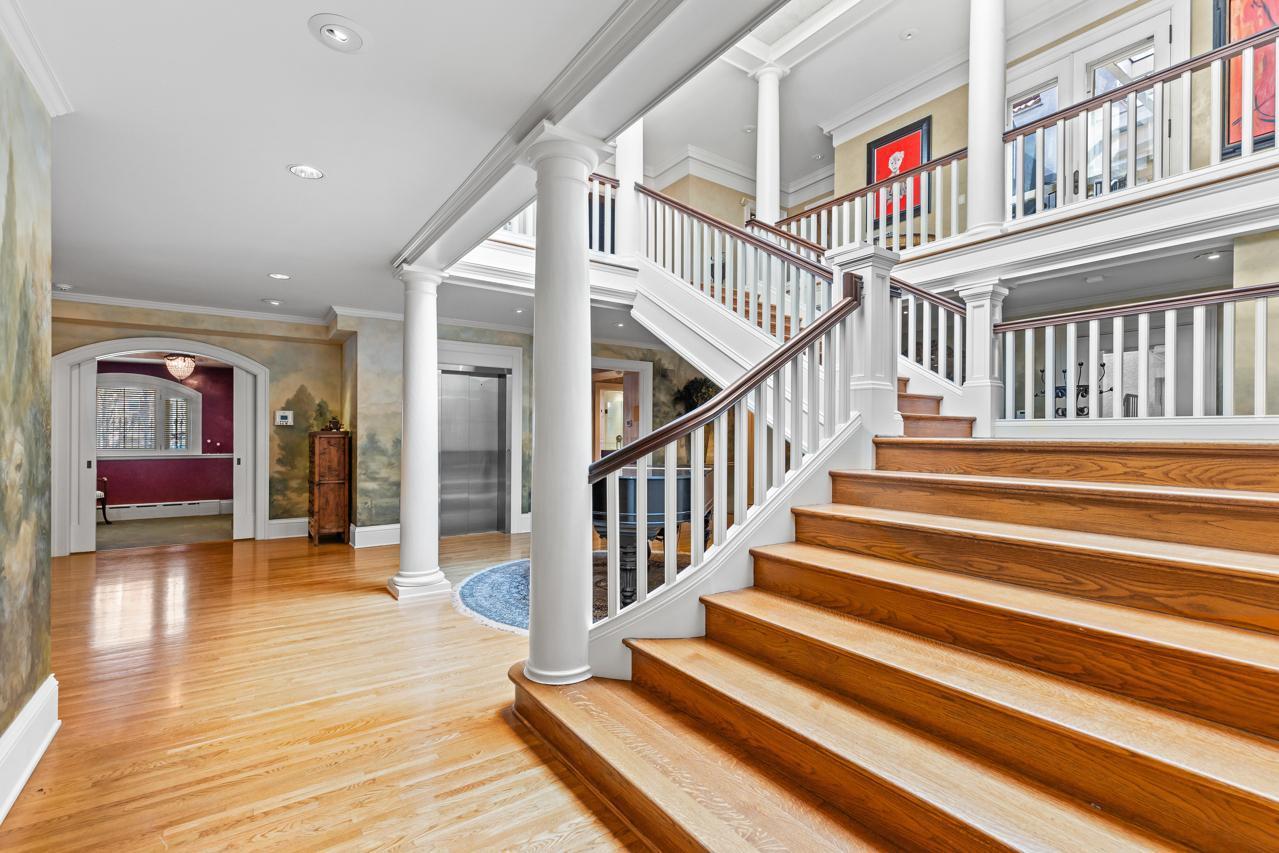 Minneapolis, Minnesota, 55405, United States, 4 Bedrooms Bedrooms, ,4 BathroomsBathrooms,Residential,For Sale,1821266