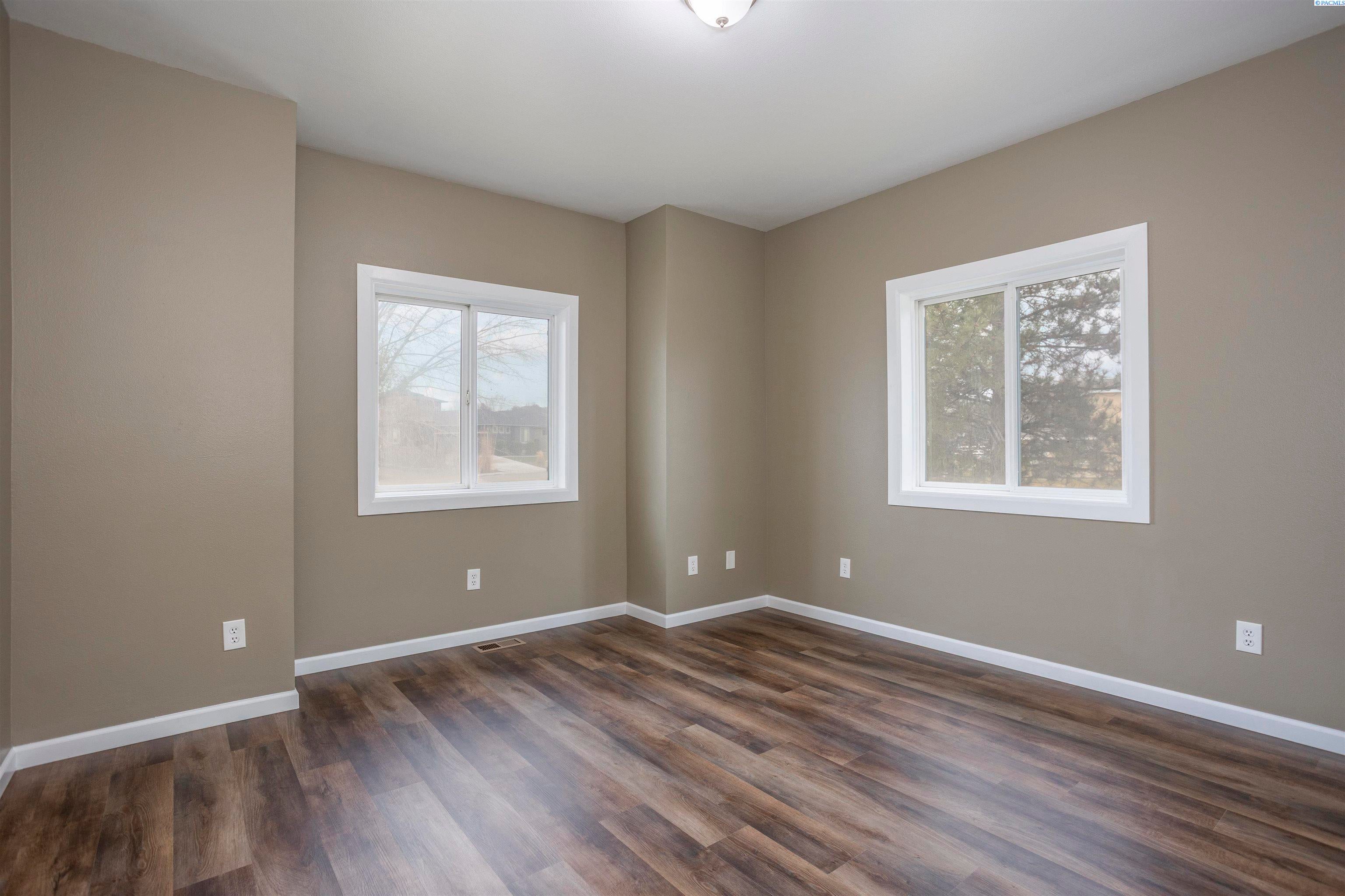 West Richland, Washington, 99353, United States, 5 Bedrooms Bedrooms, ,3 BathroomsBathrooms,Residential,For Sale,1923424